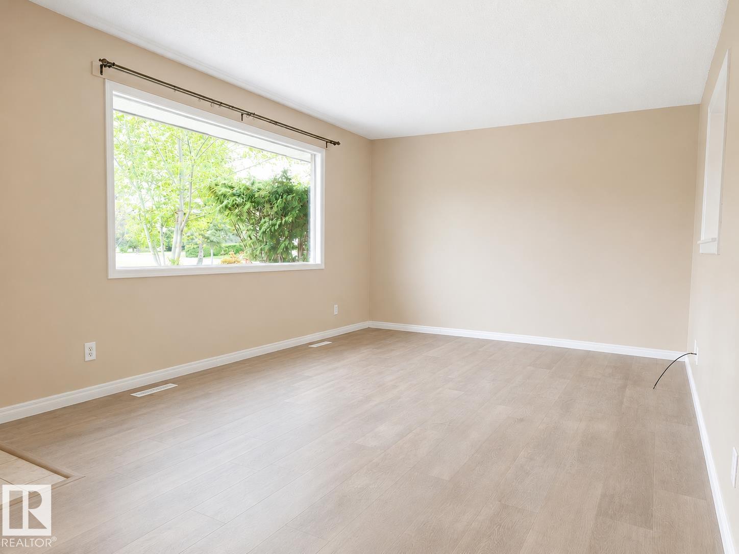 8712 162 St Nw Property Photo 2