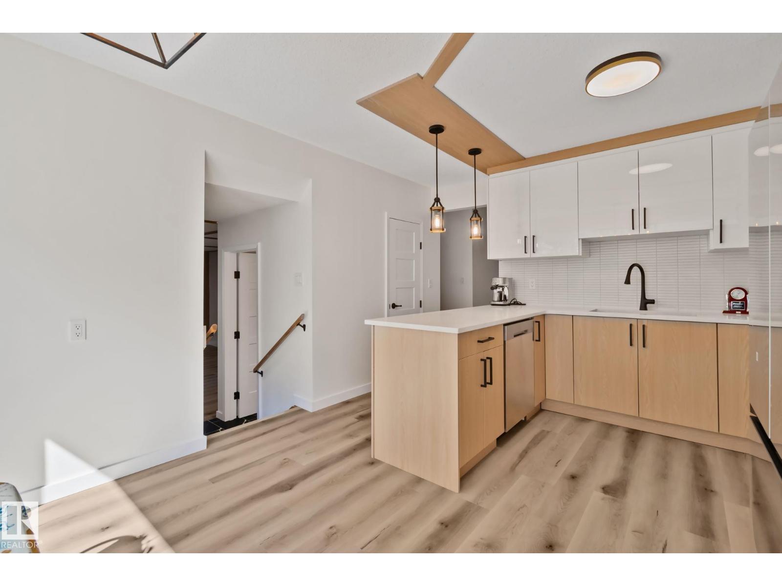 10619 35 Av Nw Property Photo 11