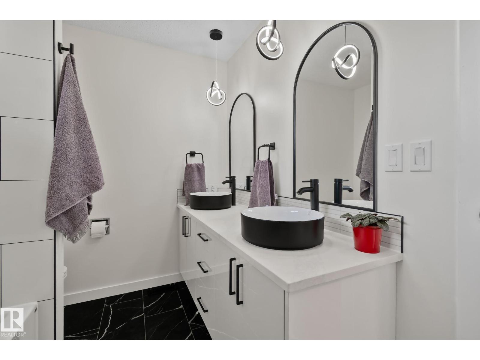 10619 35 Av Nw Property Photo 31