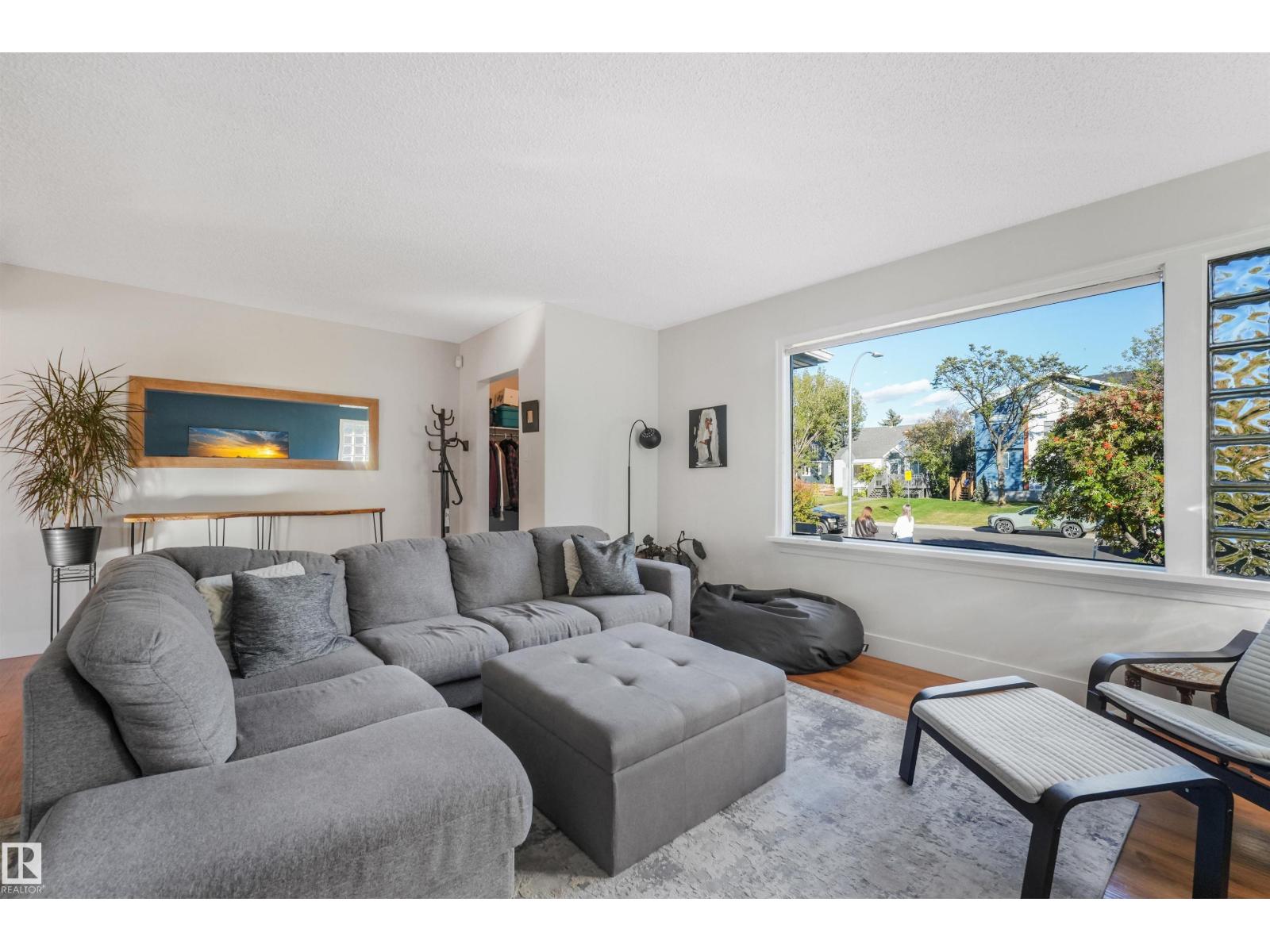 10906 118 St Nw Property Photo 2