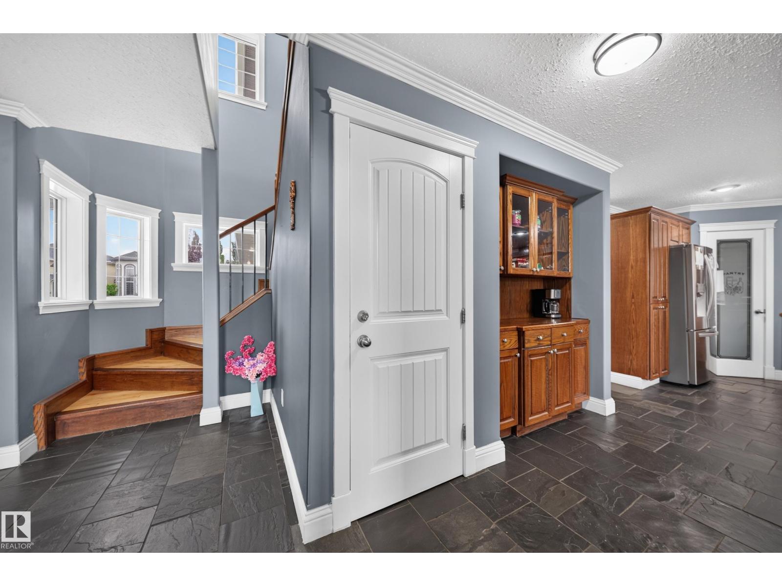 6904 18 Av Sw Property Photo 18