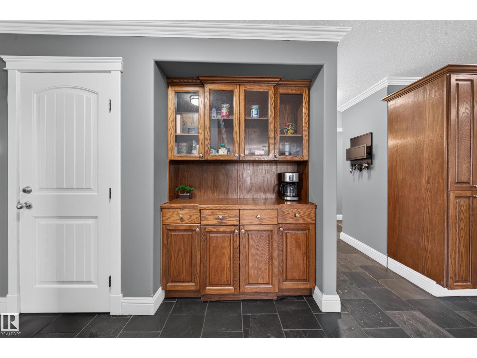 6904 18 Av Sw Property Photo 19