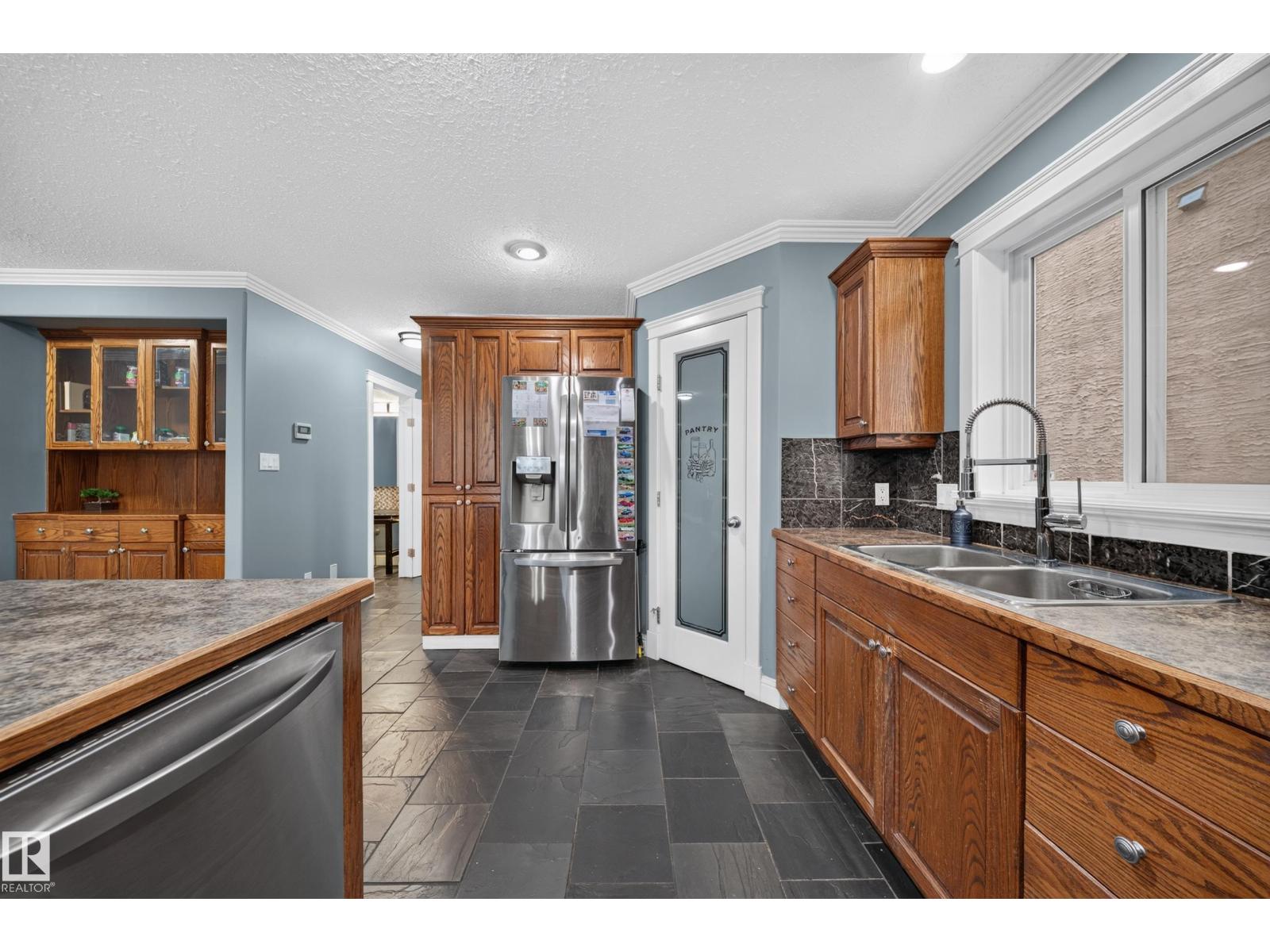6904 18 Av Sw Property Photo 21