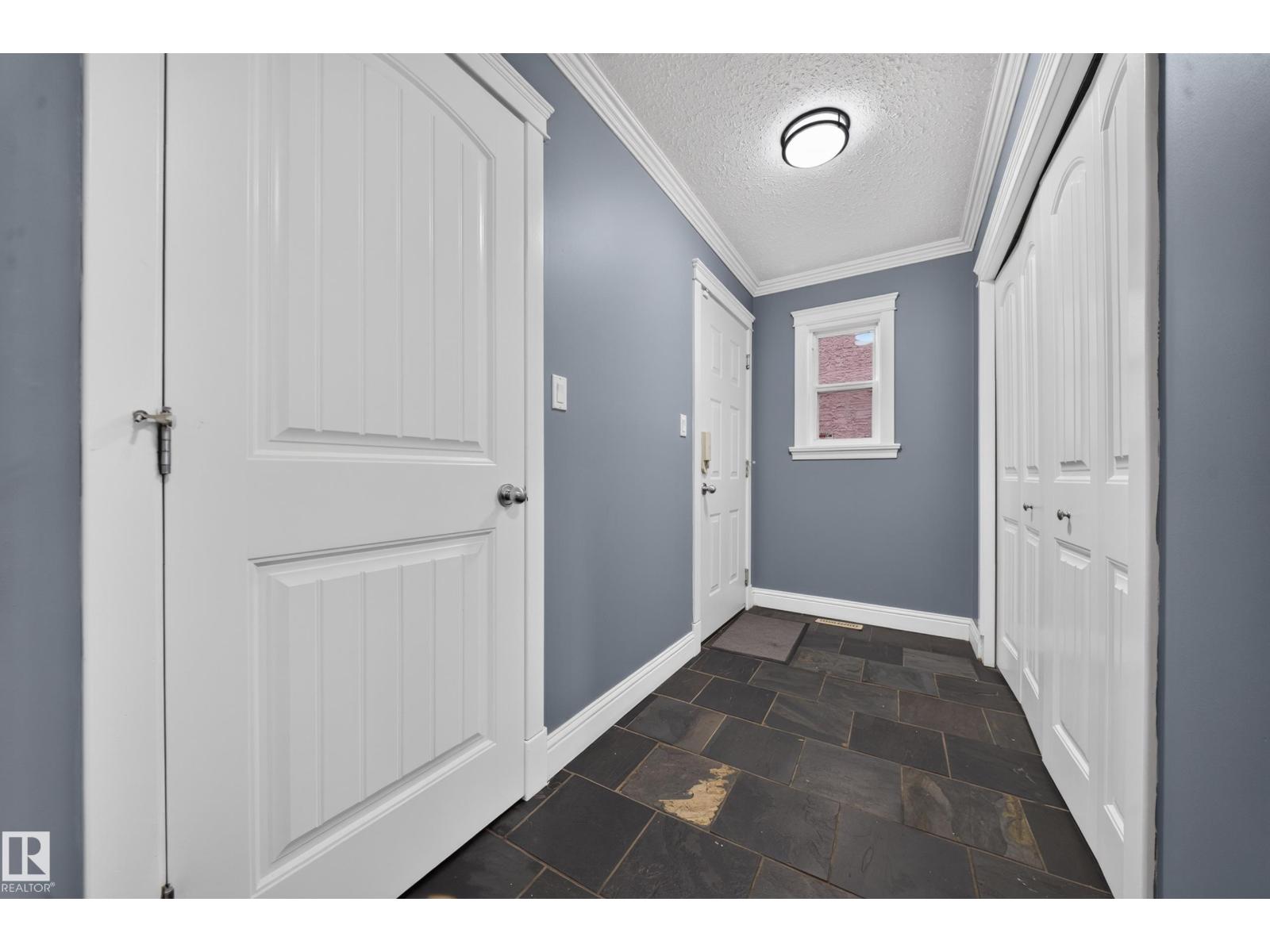 6904 18 Av Sw Property Photo 27