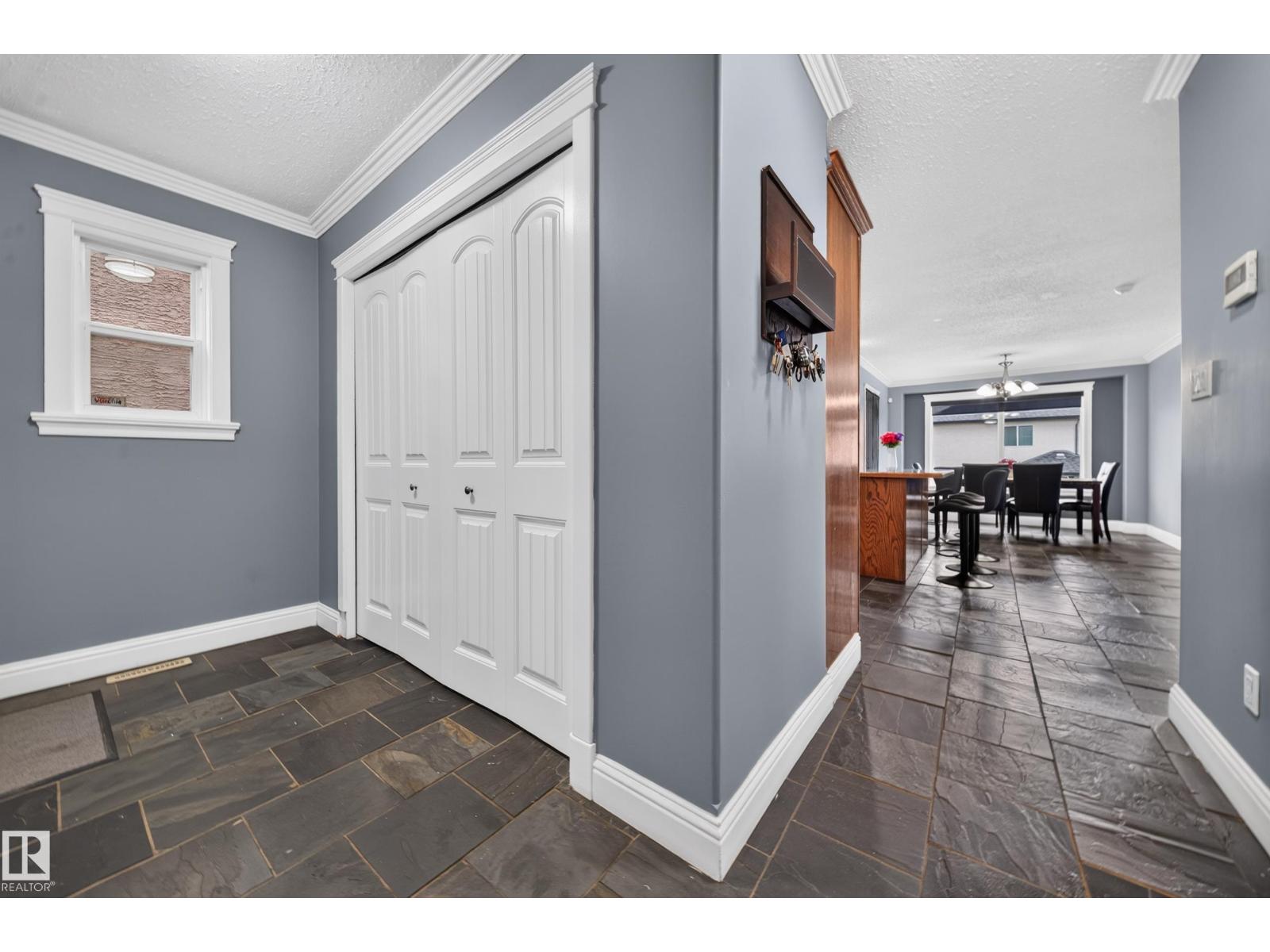 6904 18 Av Sw Property Photo 29