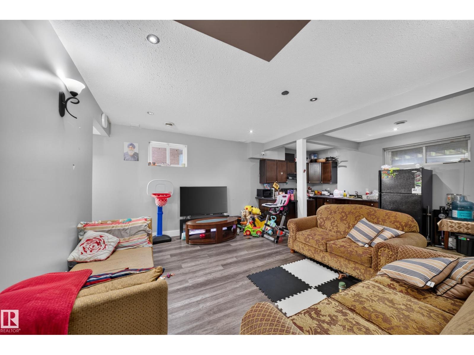 6904 18 Av Sw Property Photo 58