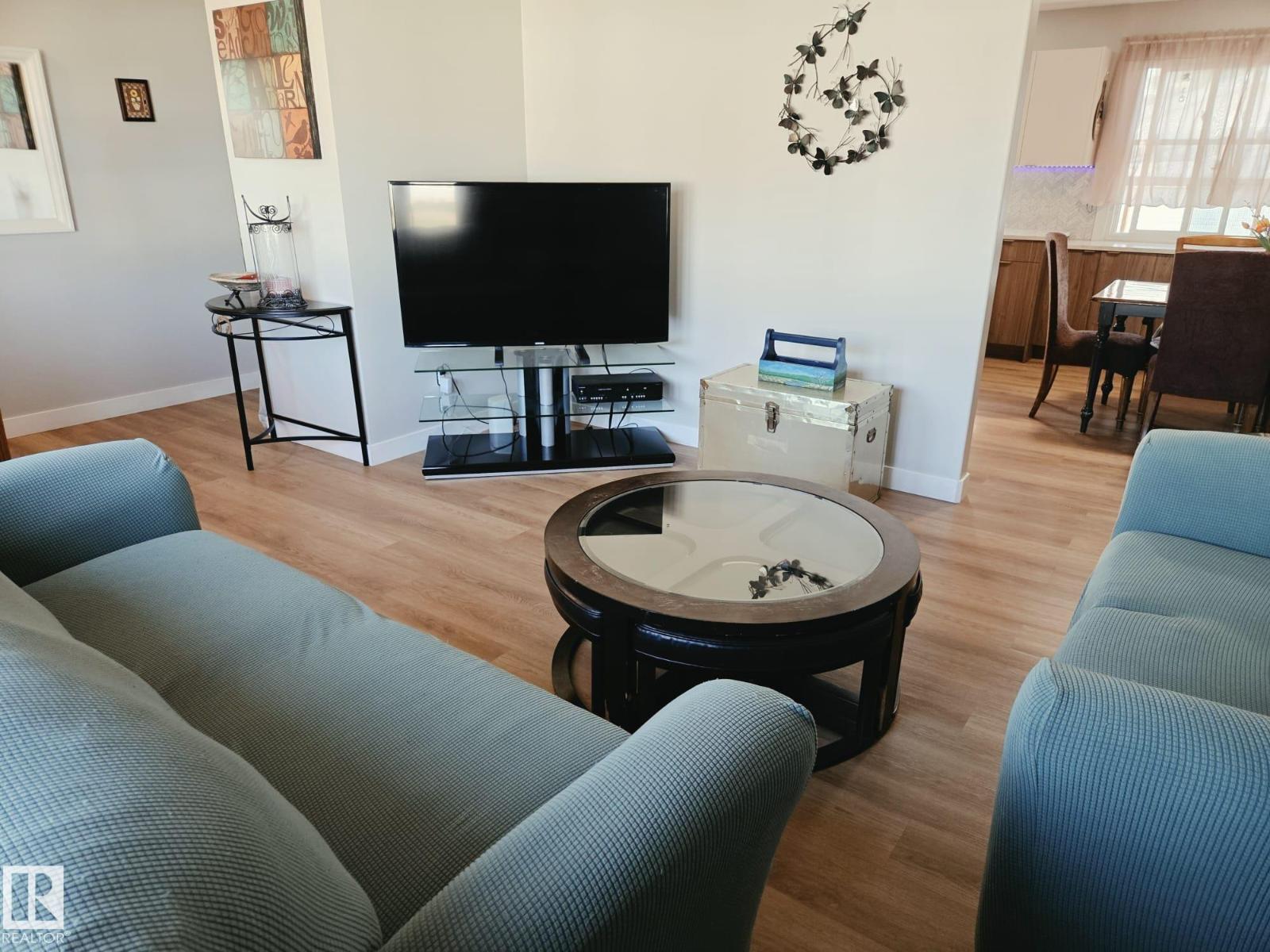 5807 51 Av Property Photo 4