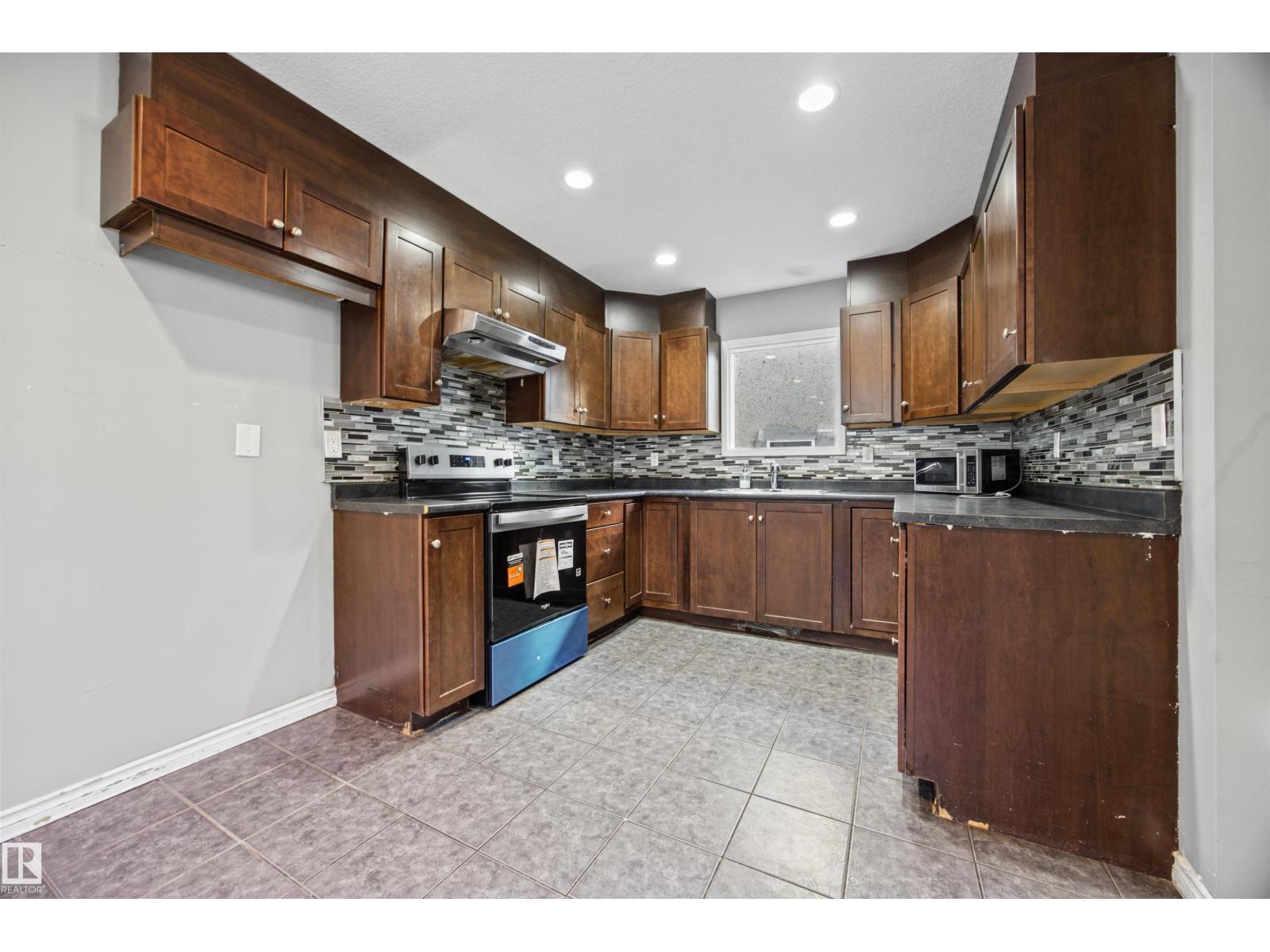 9626 106 Av Nw Property Photo 11