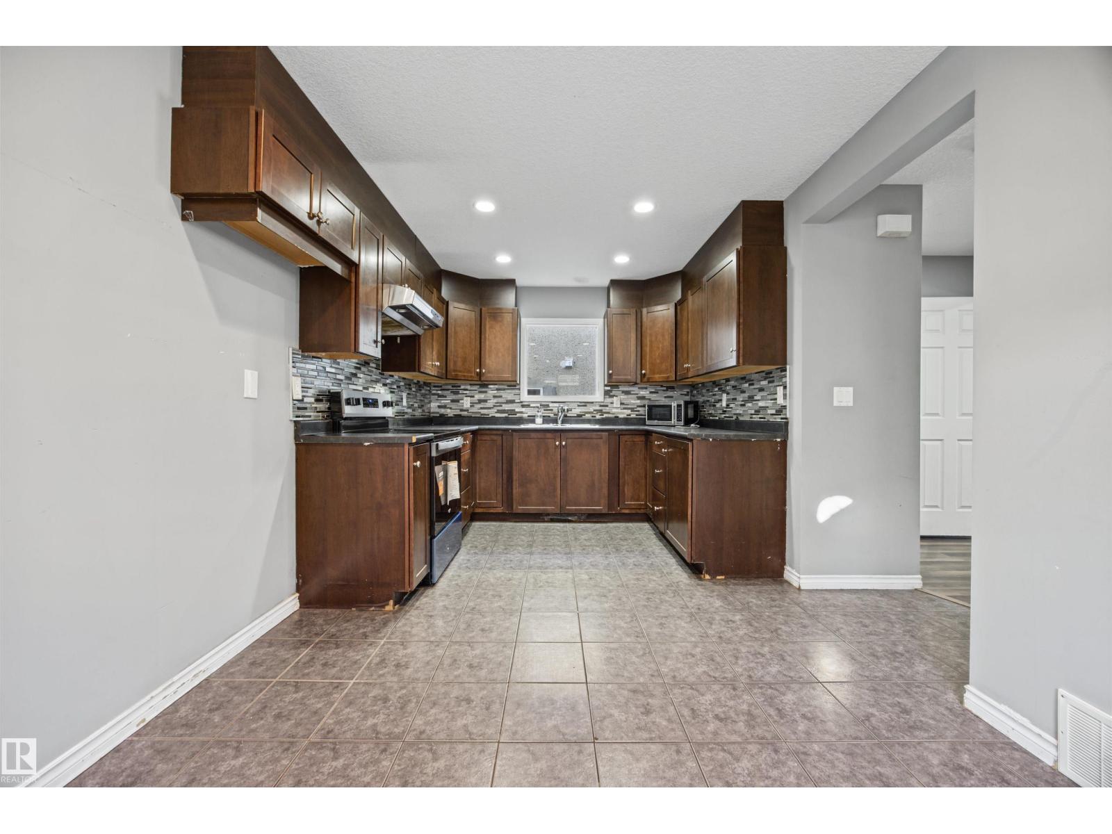 9626 106 Av Nw Property Photo 12