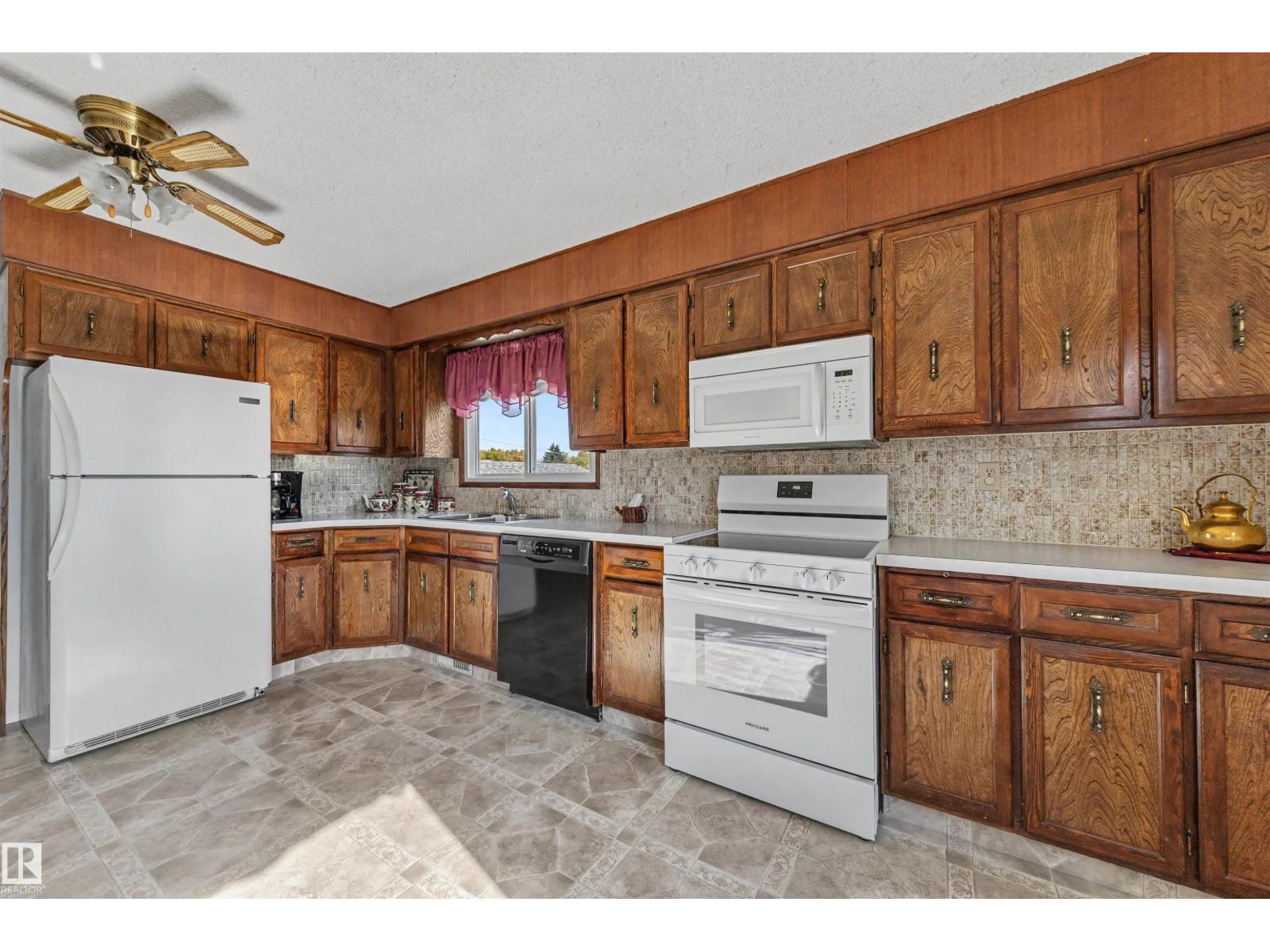 9703 104 St Property Photo 7