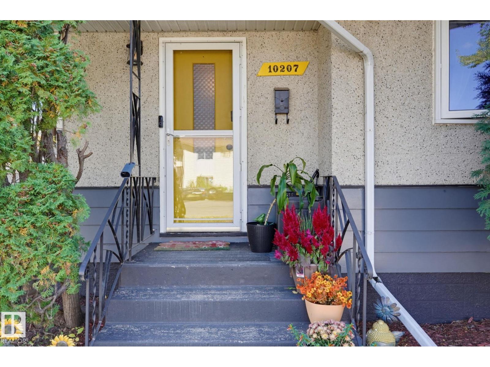 10207 & 10209 120 Av Nw Property Photo 4