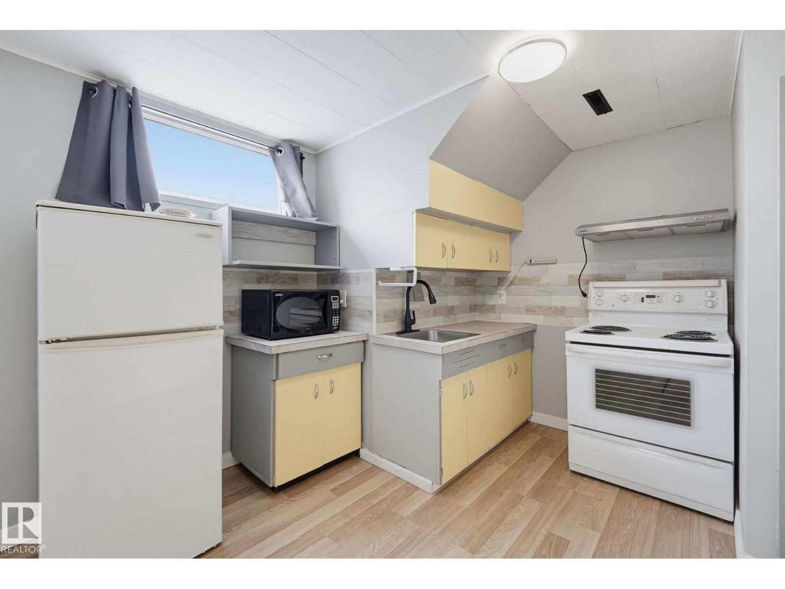 10207 & 10209 120 Av Nw Property Photo 21