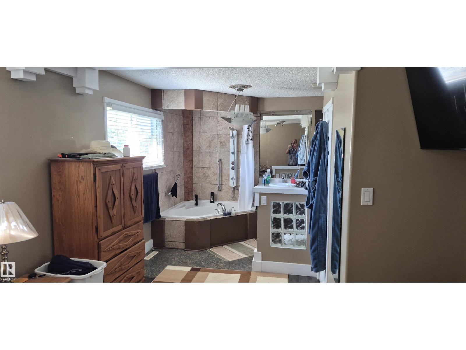 10523 105 St Property Photo 3