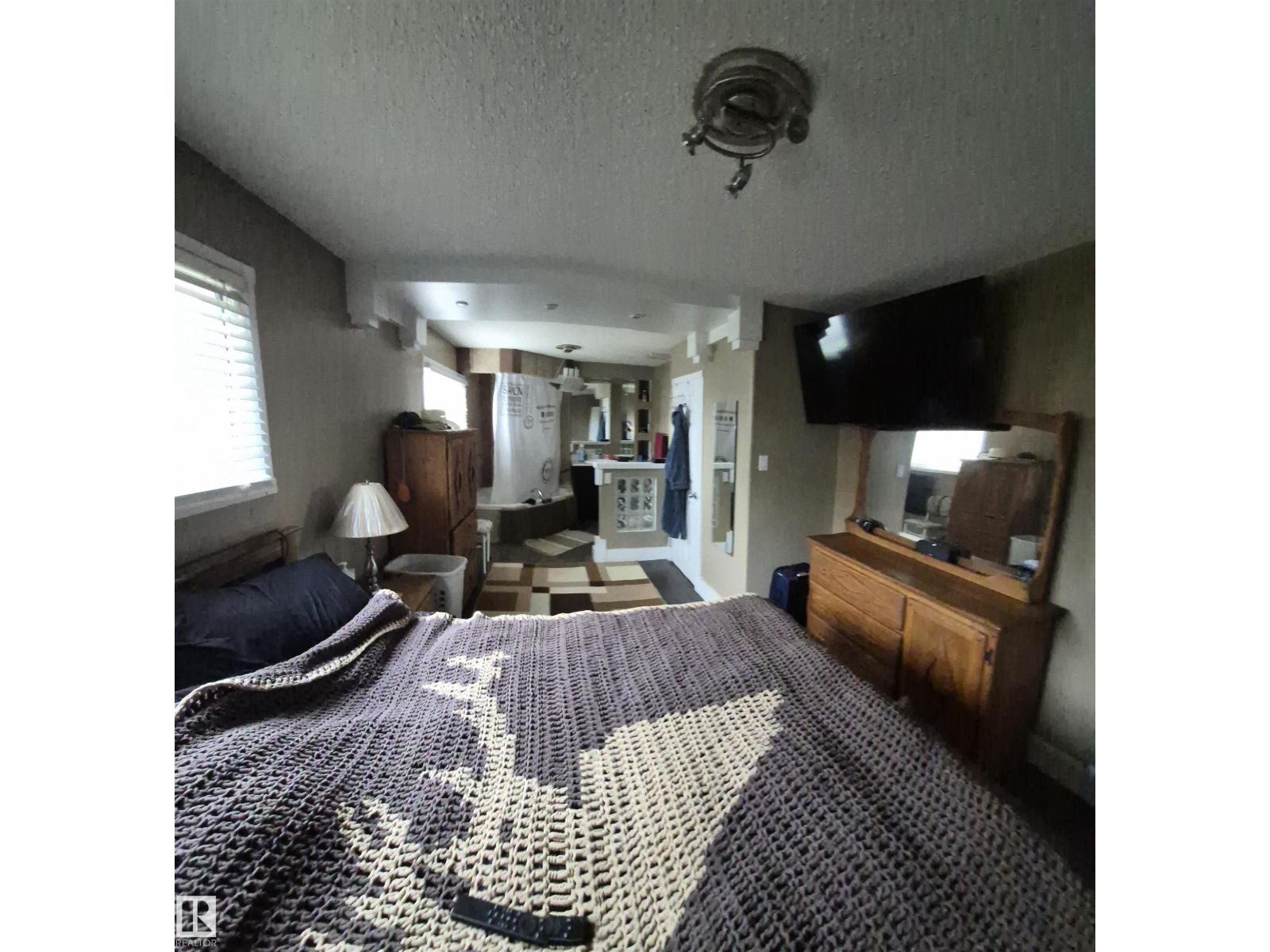 10523 105 St Property Photo 4