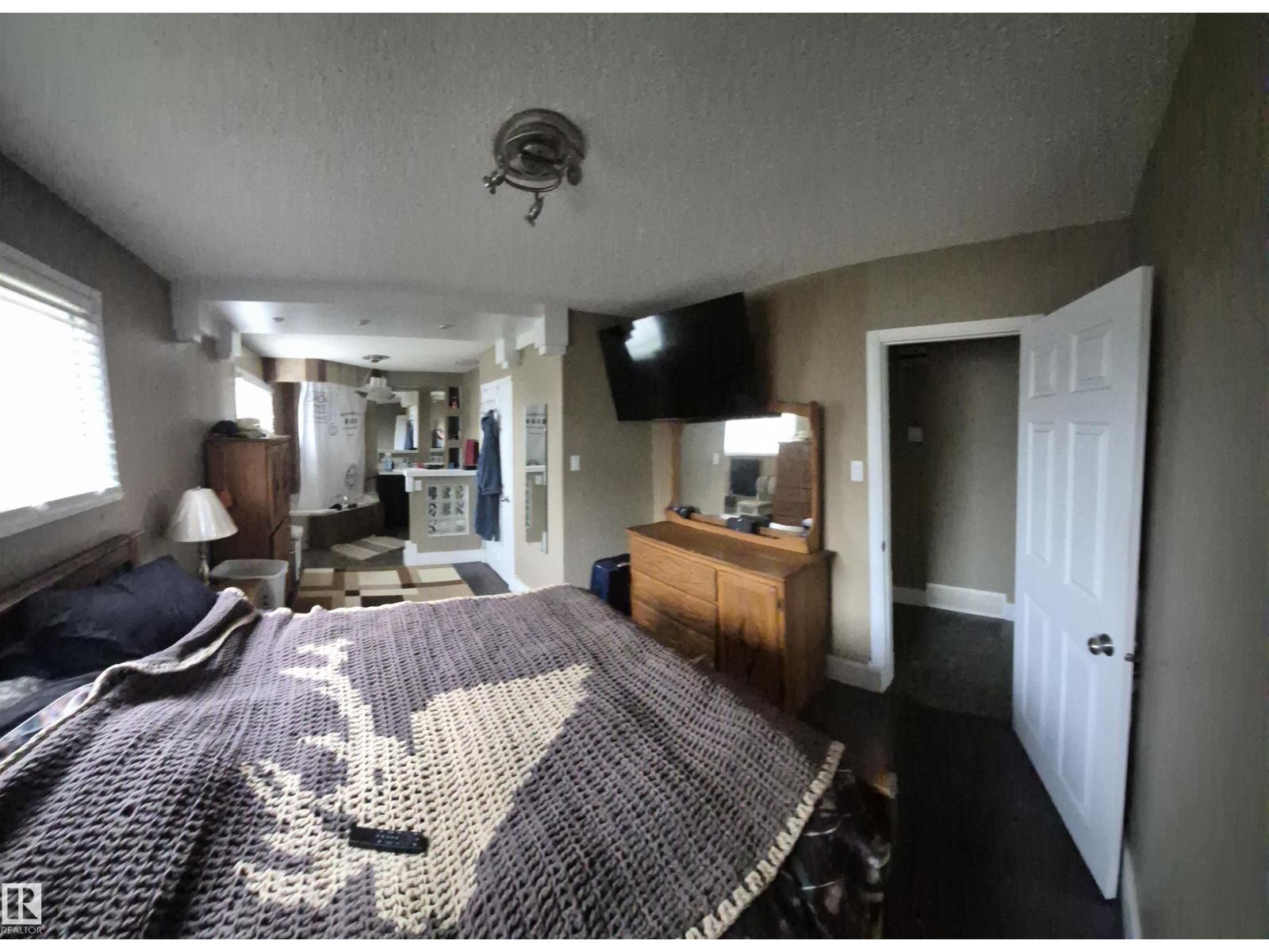 10523 105 St Property Photo 5