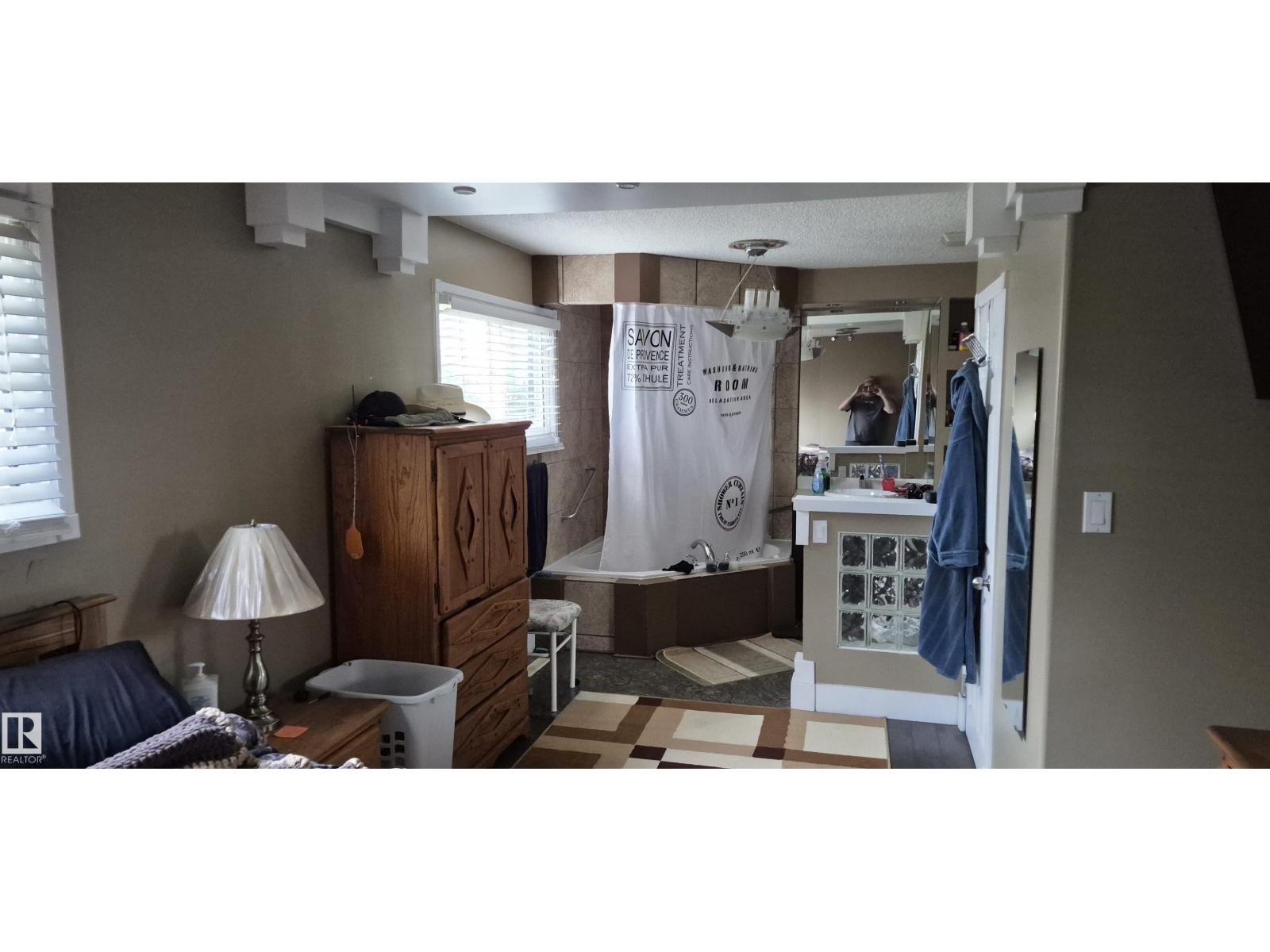 10523 105 St Property Photo 6