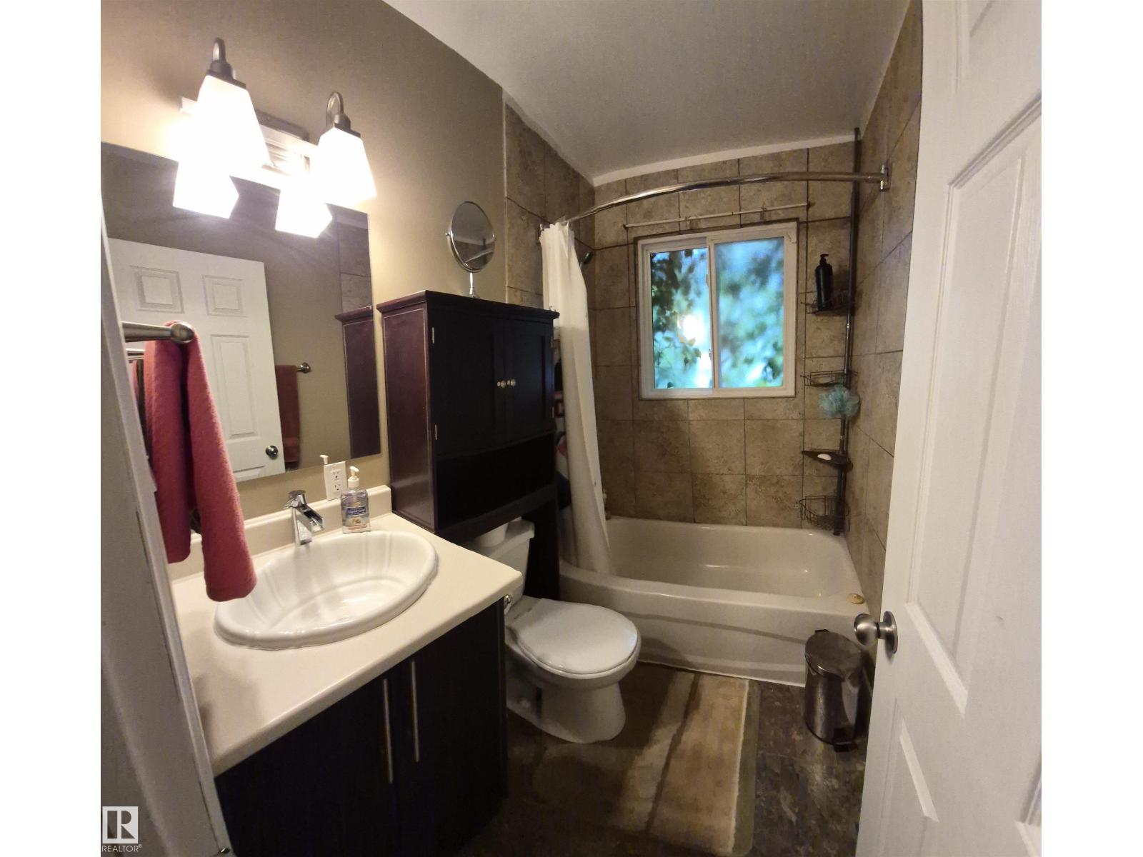 10523 105 St Property Photo 7