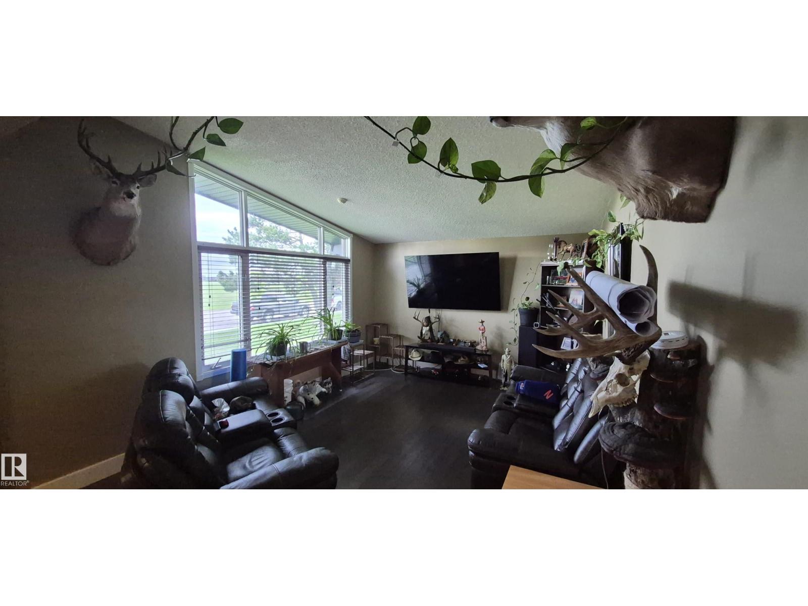 10523 105 St Property Photo 8