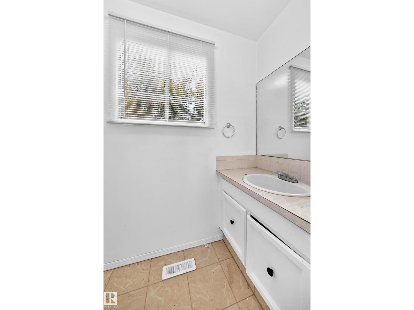 10919 69 Av Nw Property Photo 22