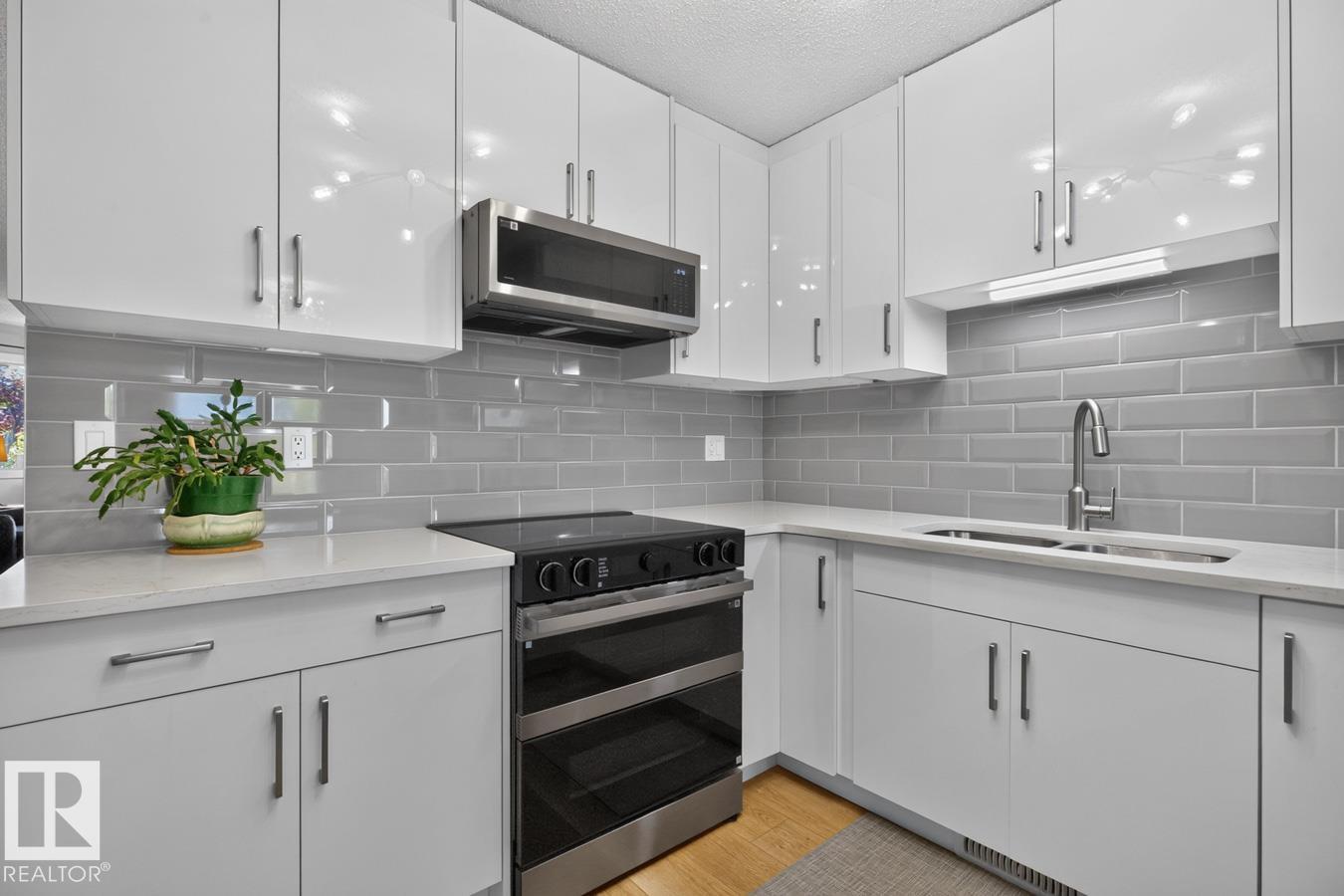 10860 11 Av Nw Property Photo 9