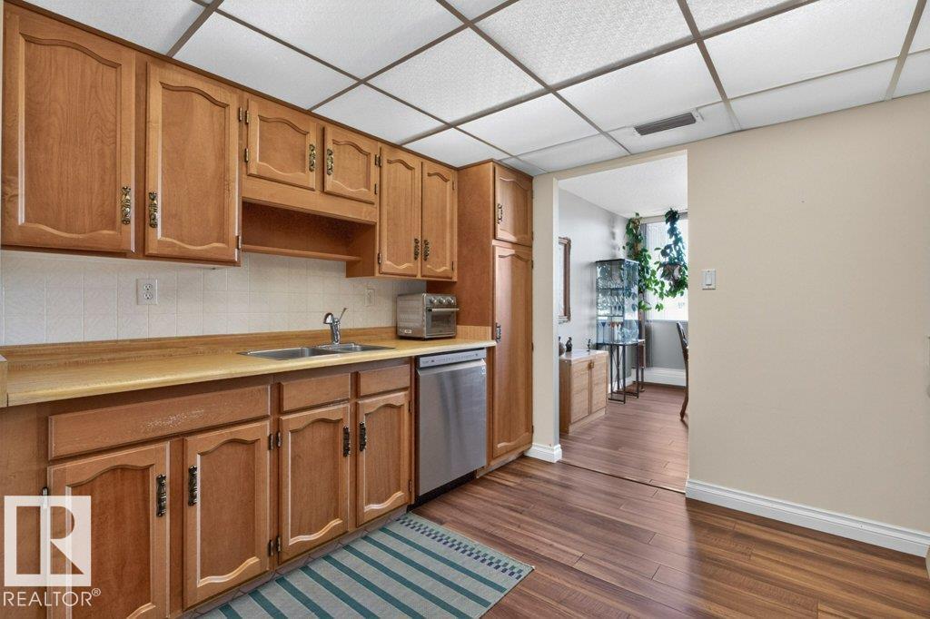 #703 9921 104 St Nw Property Photo 8