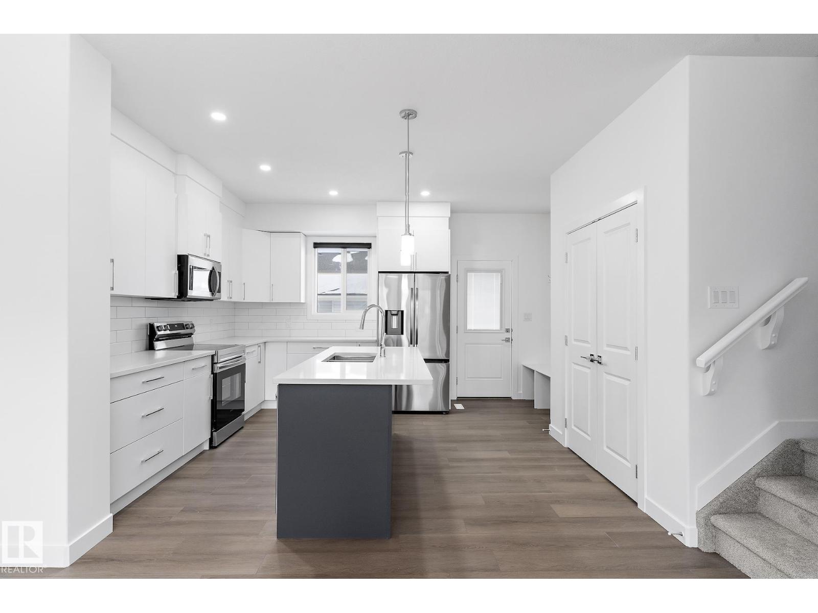 #upper 6630 46 Av Property Photo 3