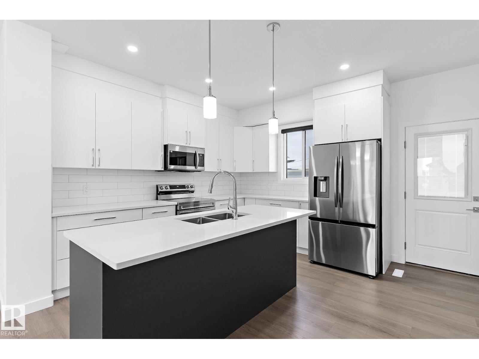 #upper 6630 46 Av Property Photo 4