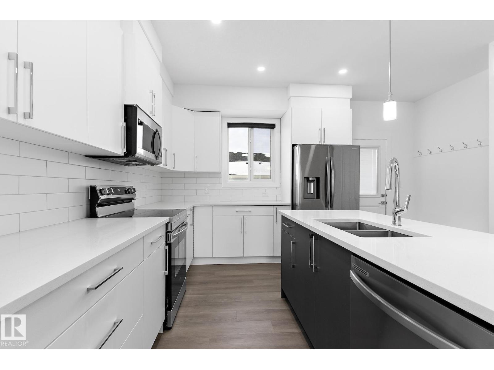 #upper 6630 46 Av Property Photo 5