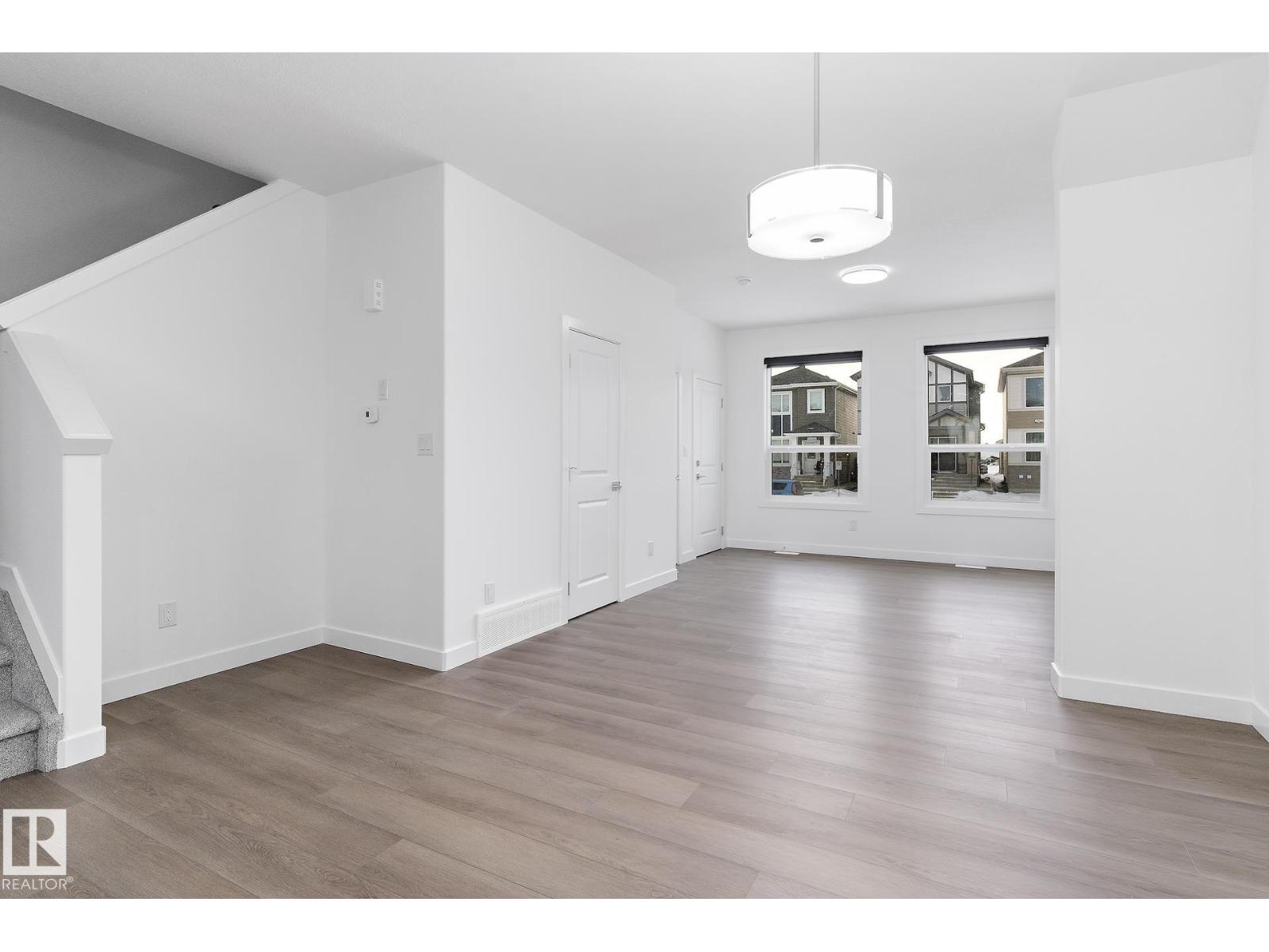 #upper 6630 46 Av Property Photo 10