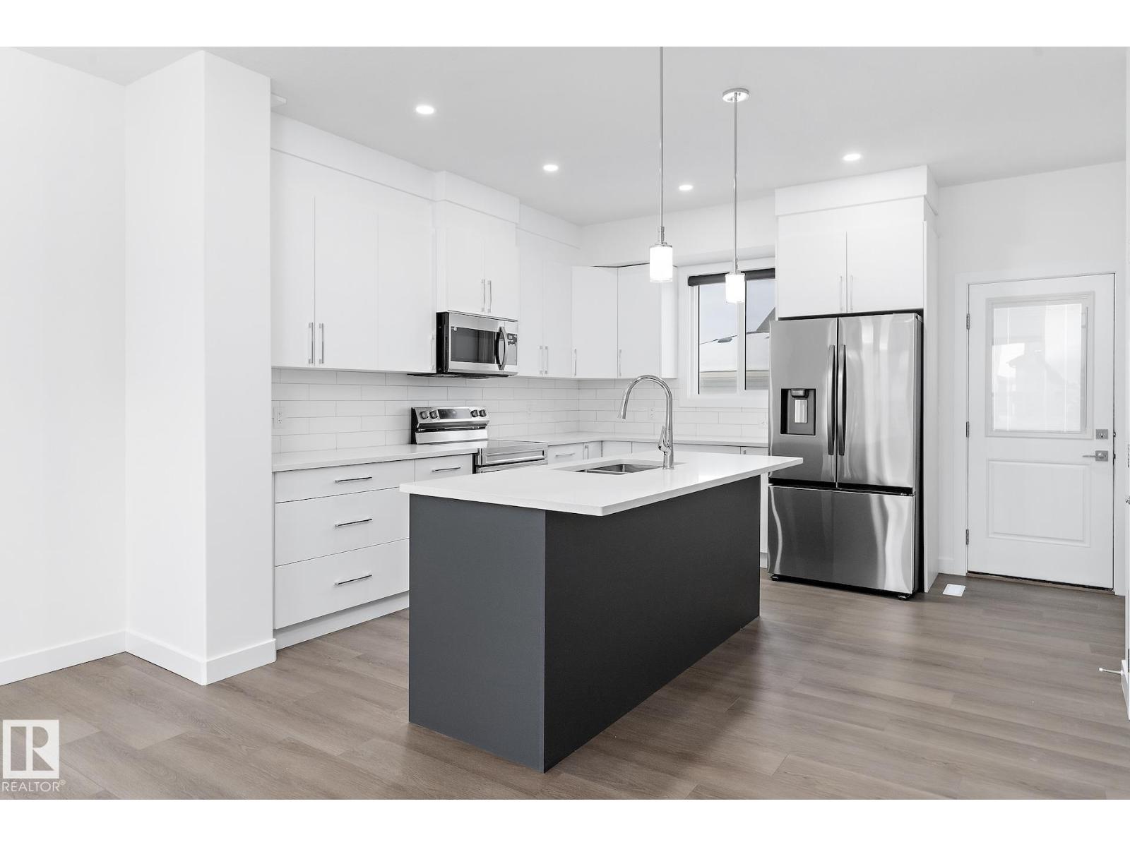 #upper 6630 46 Av Property Photo 24