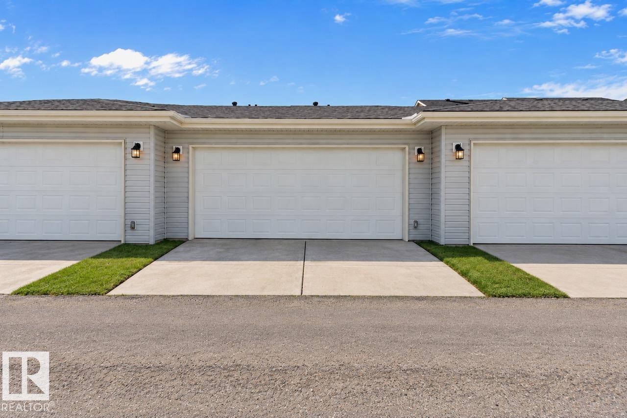 #upper 6630 46 Av Property Photo 45