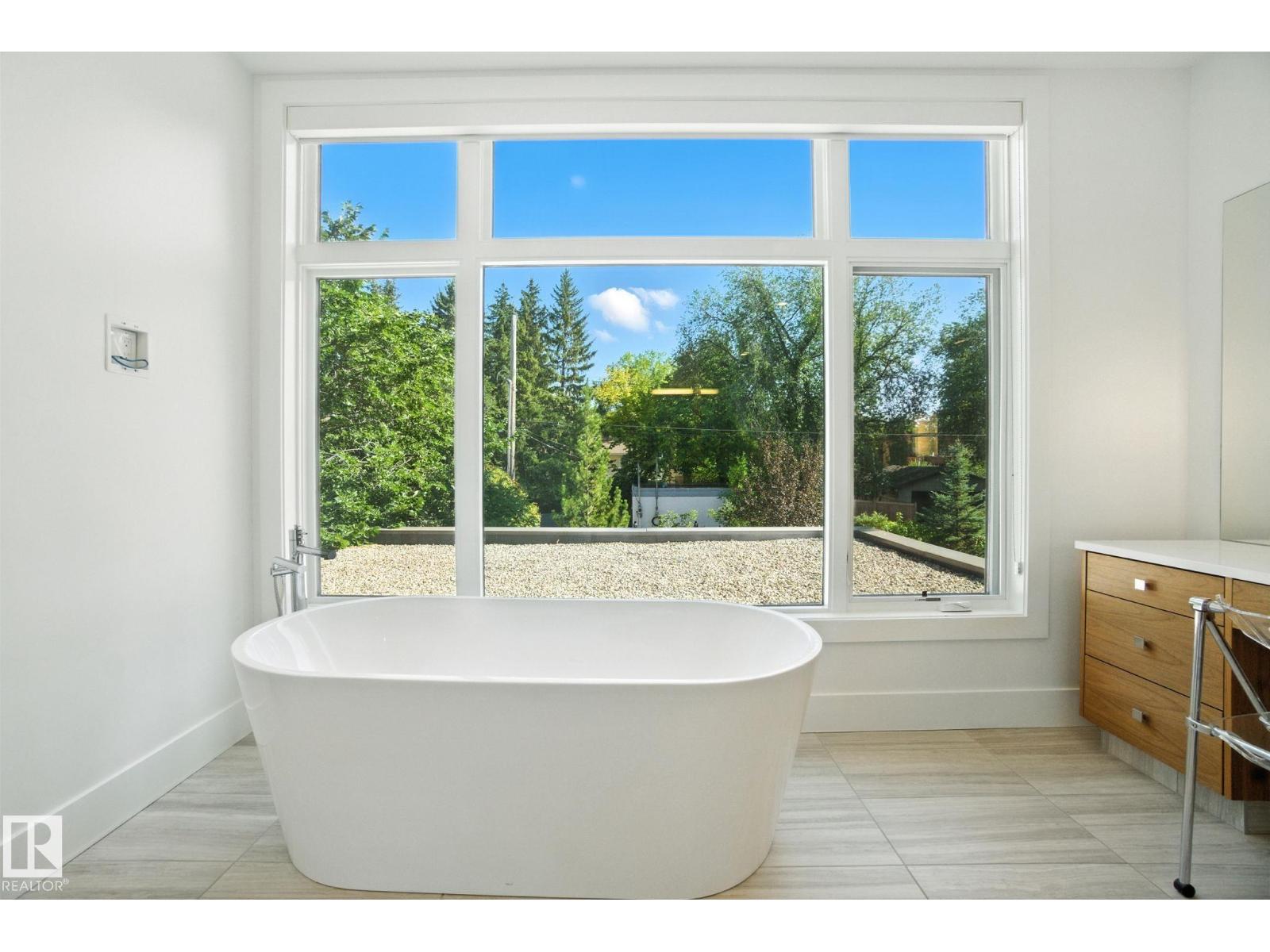 11823 Saskatchewan Dr Nw Property Photo 54