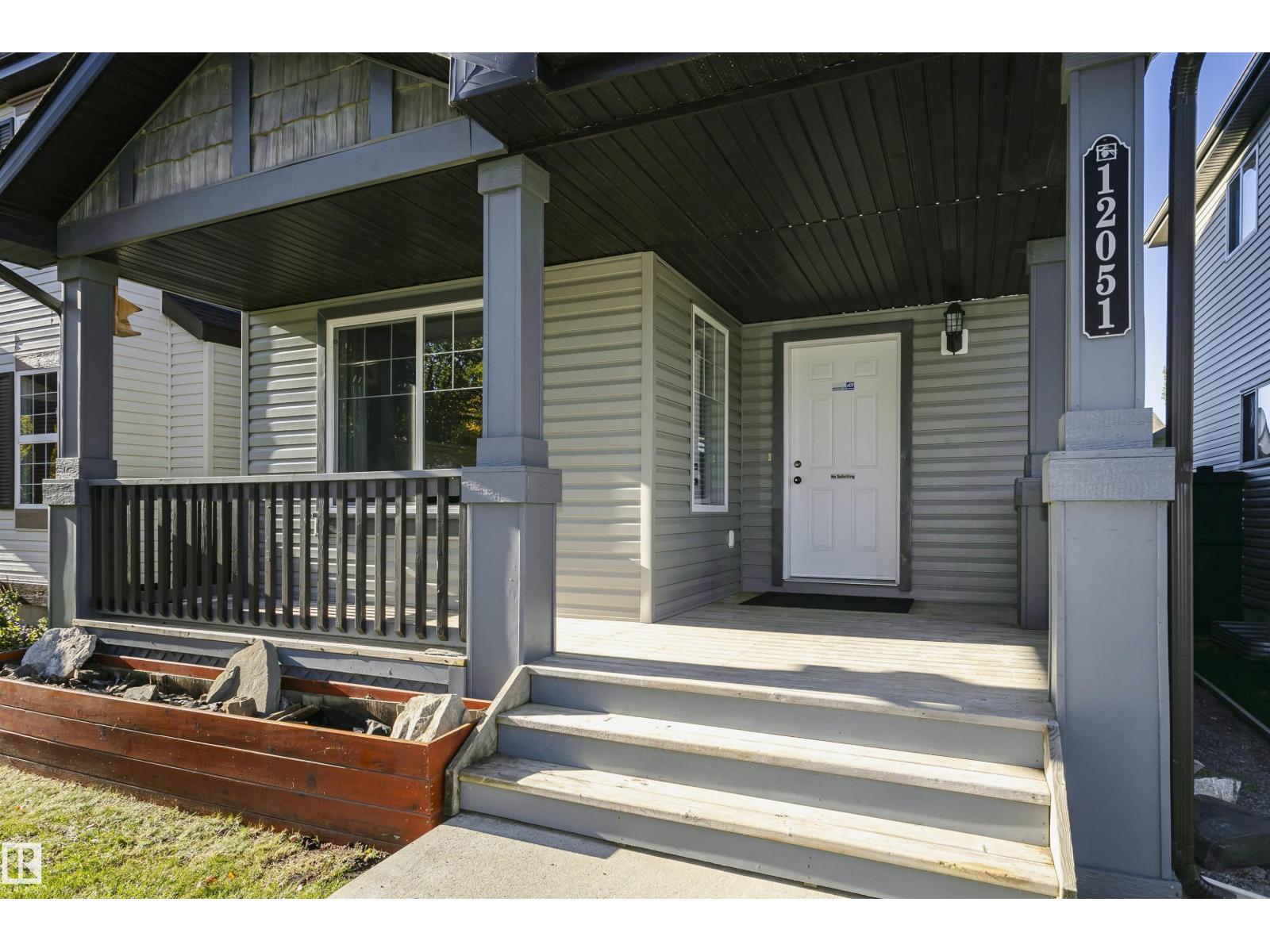 12051 18 Av Sw Sw Property Photo 2