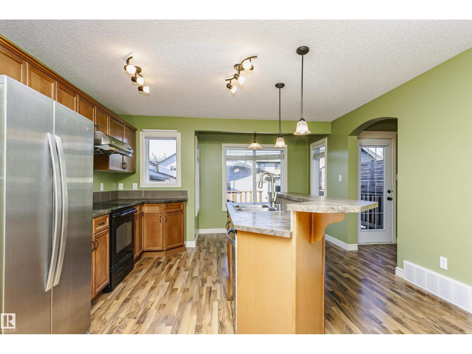 12051 18 Av Sw Sw Property Photo 8