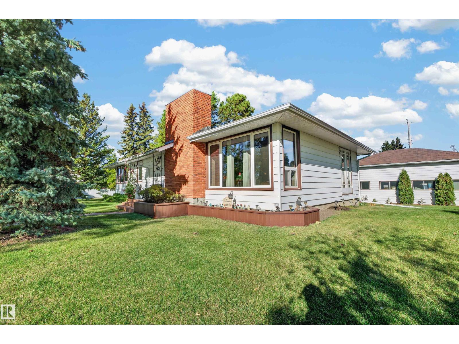 5404 52 Av Property Photo 2