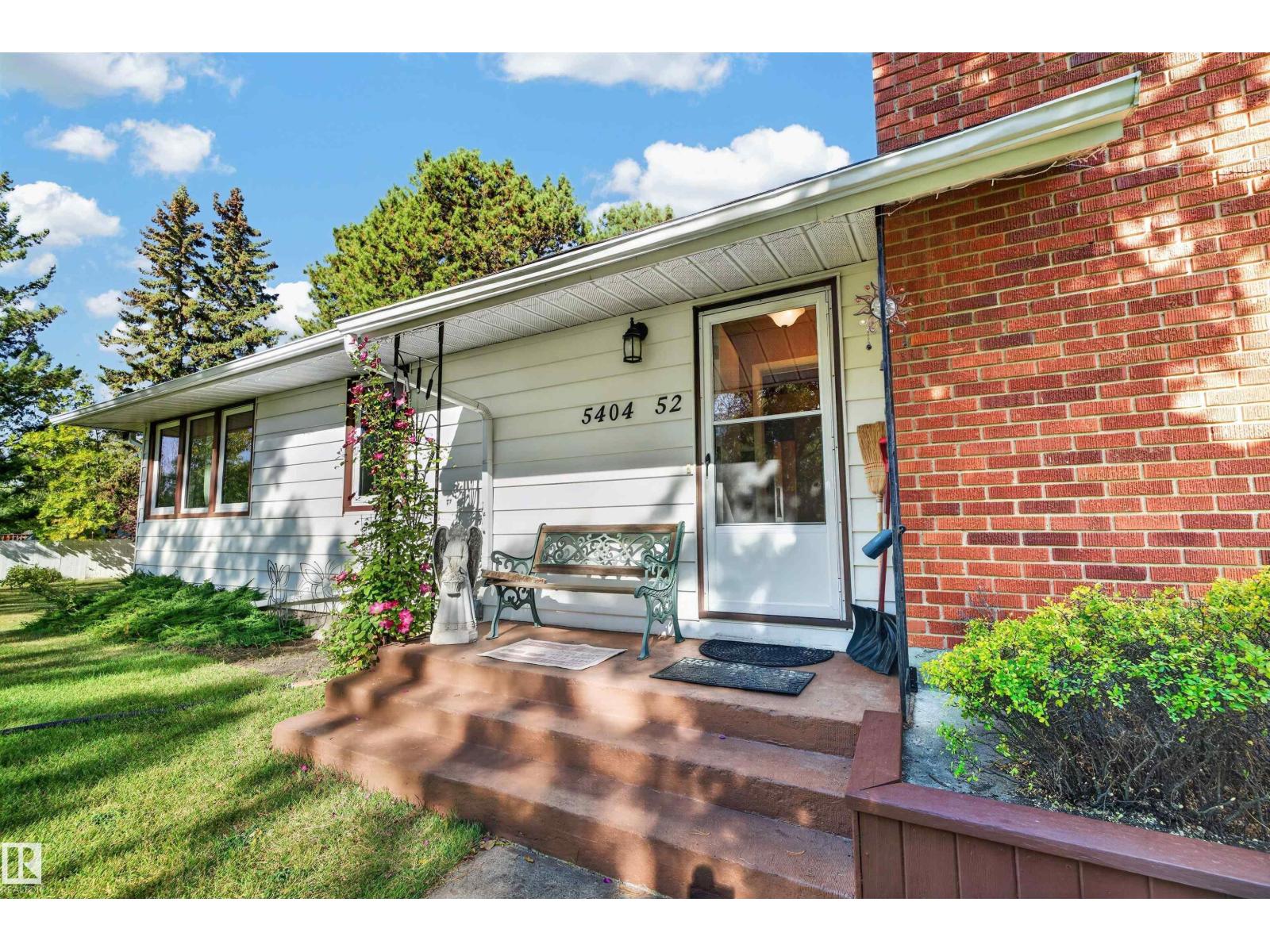 5404 52 Av Property Photo 3