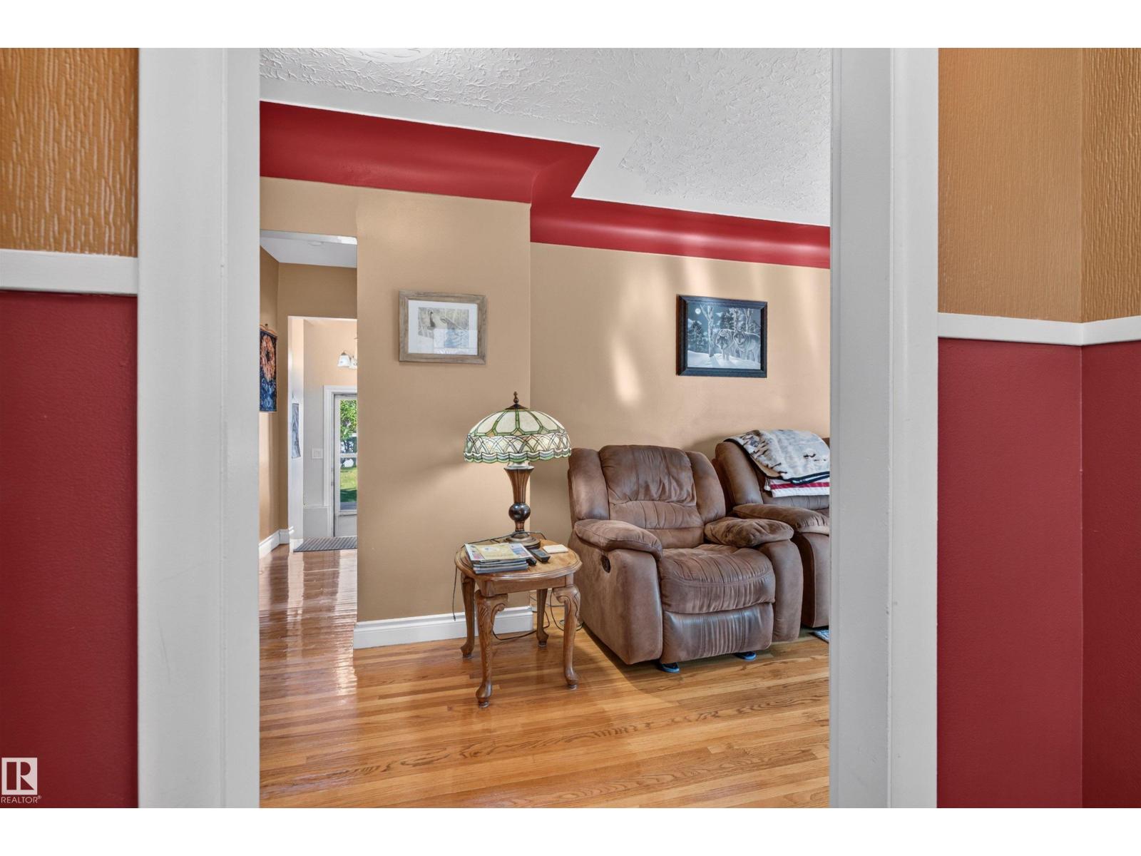 5404 52 Av Property Photo 4