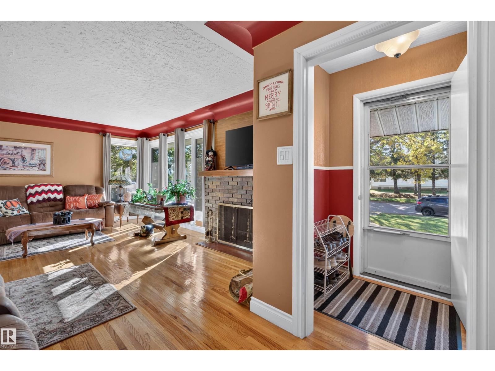5404 52 Av Property Photo 5