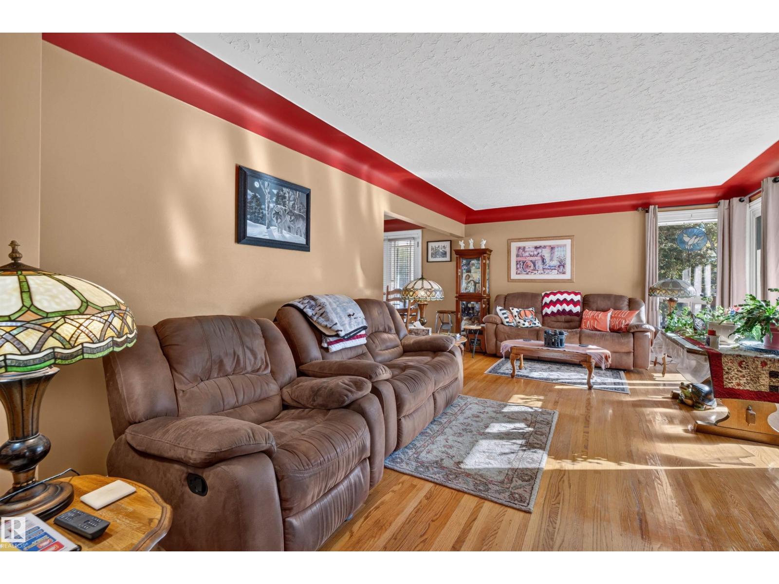 5404 52 Av Property Photo 6