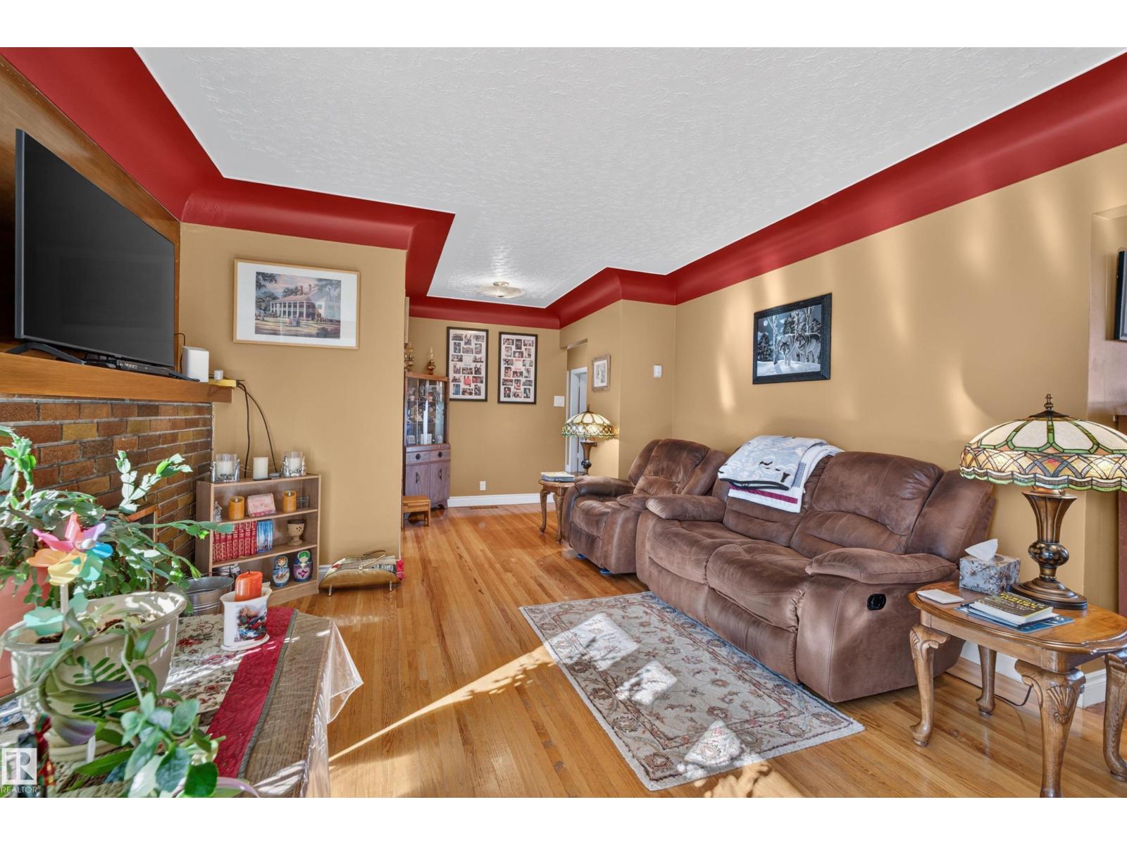 5404 52 Av Property Photo 7