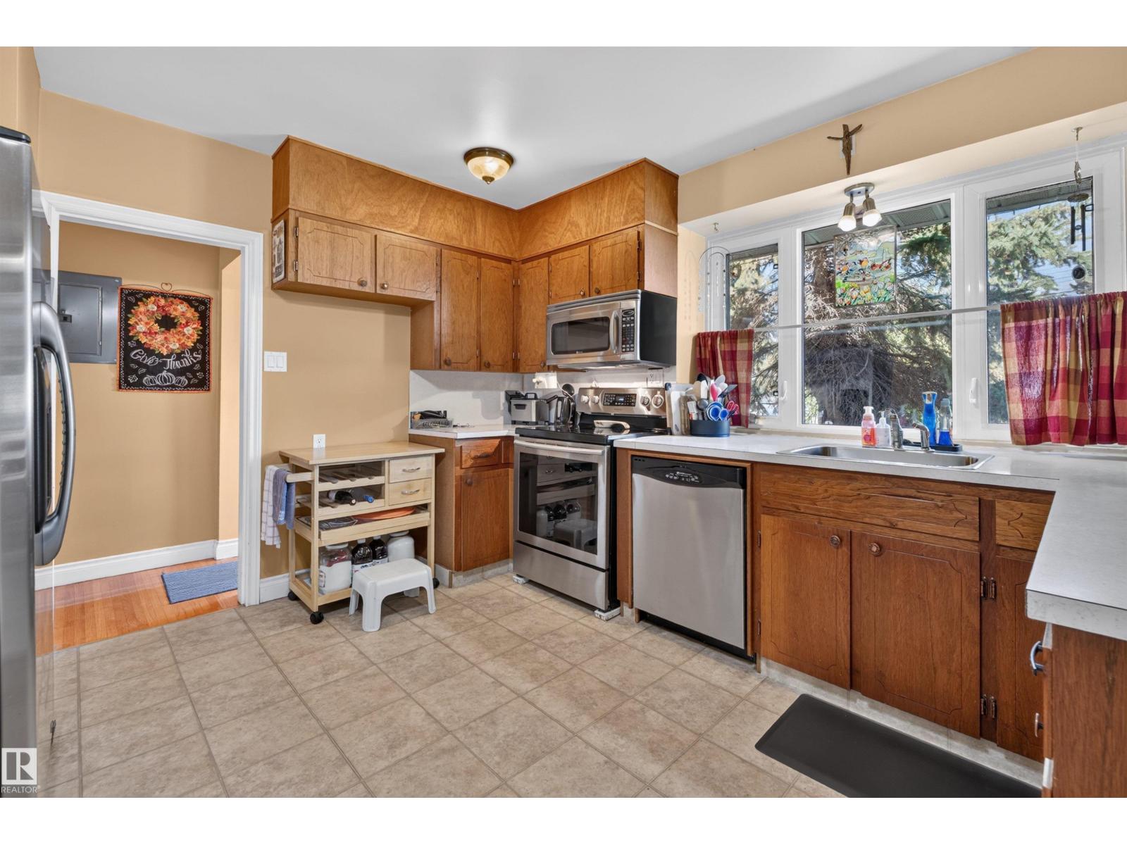 5404 52 Av Property Photo 11