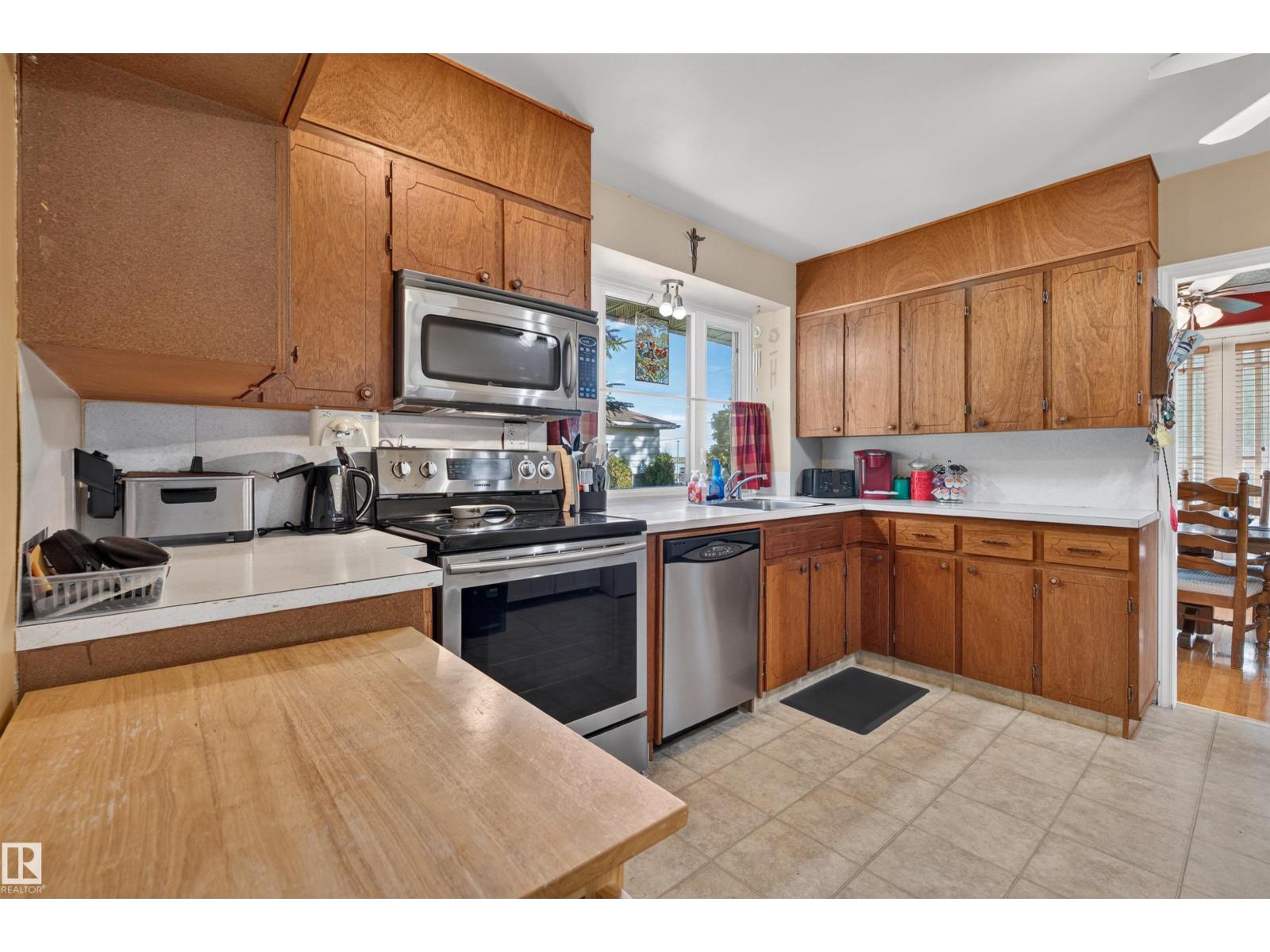 5404 52 Av Property Photo 12