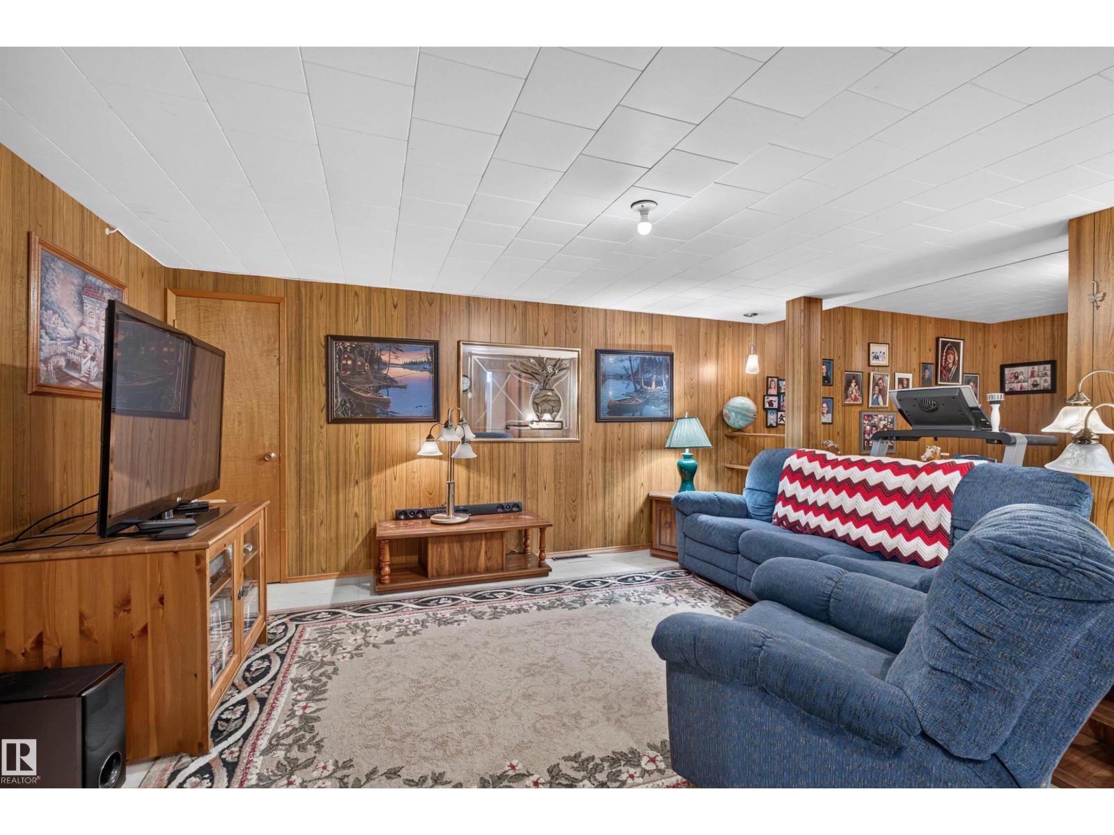 5404 52 Av Property Photo 22