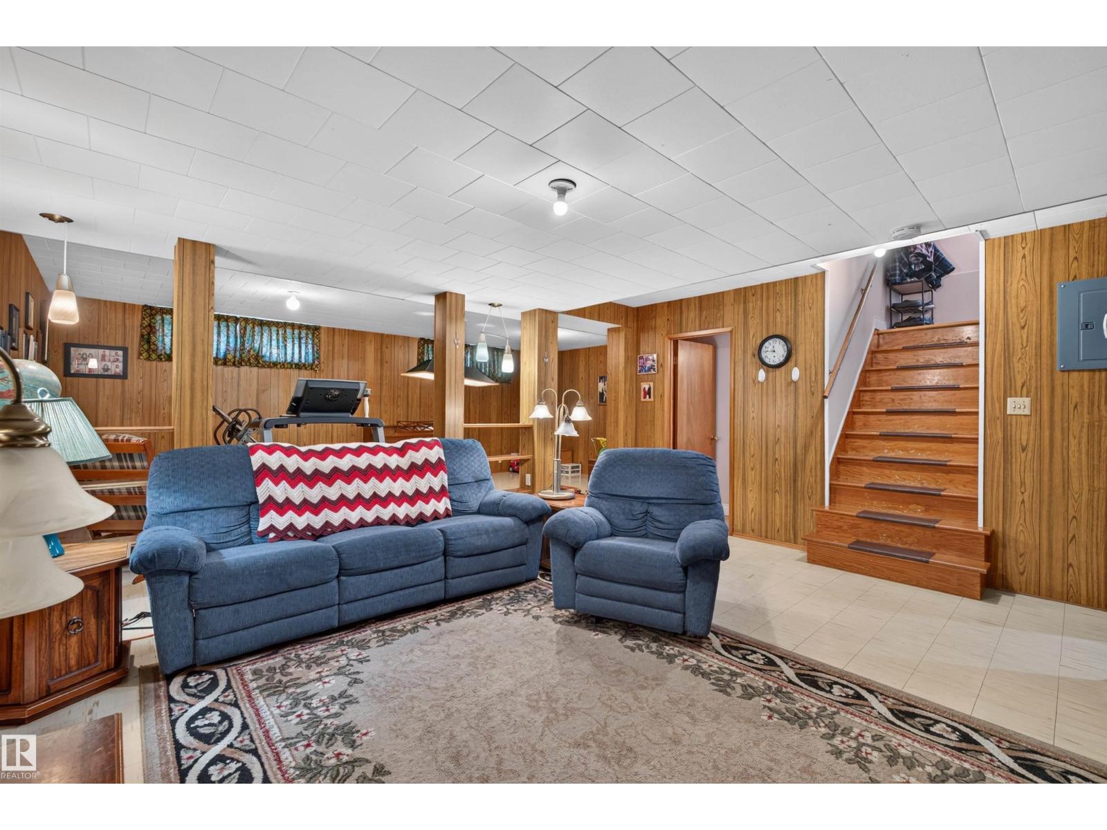 5404 52 Av Property Photo 23