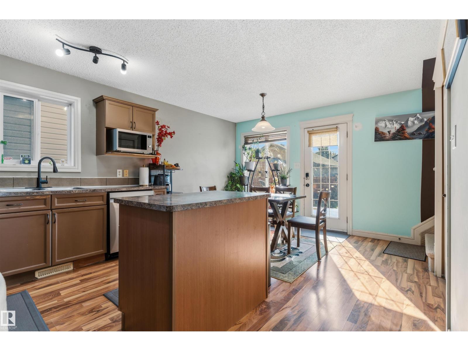 12035 18 Av Sw Property Photo 11