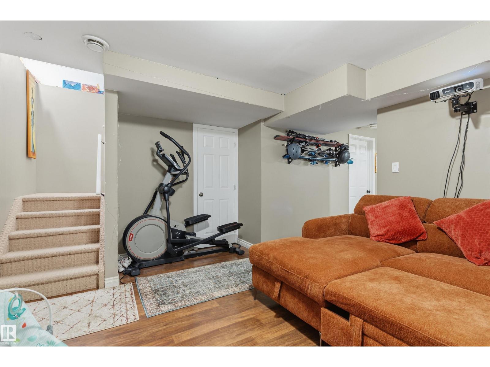 12035 18 Av Sw Property Photo 27
