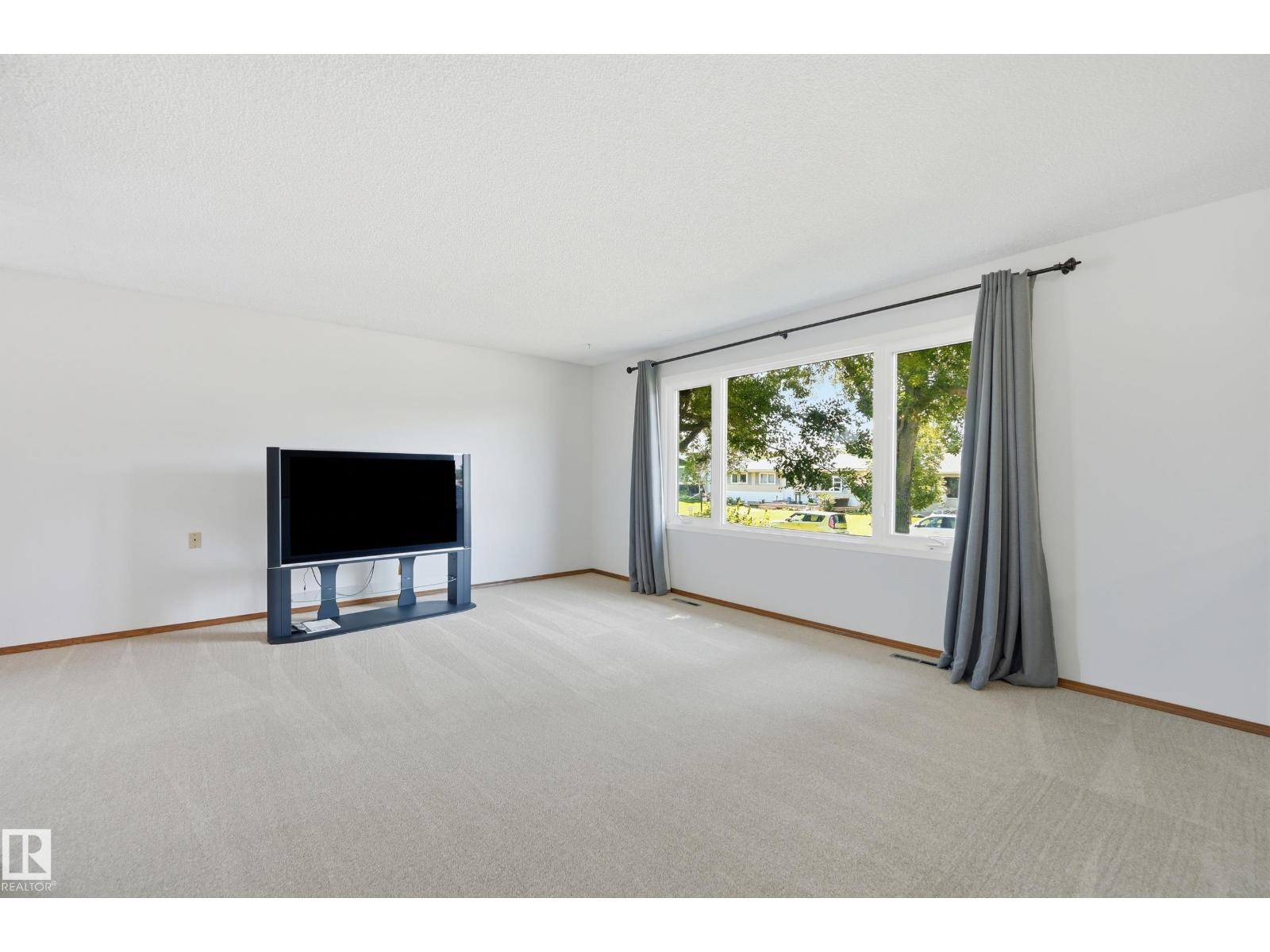 5210 43 Av Property Photo 7