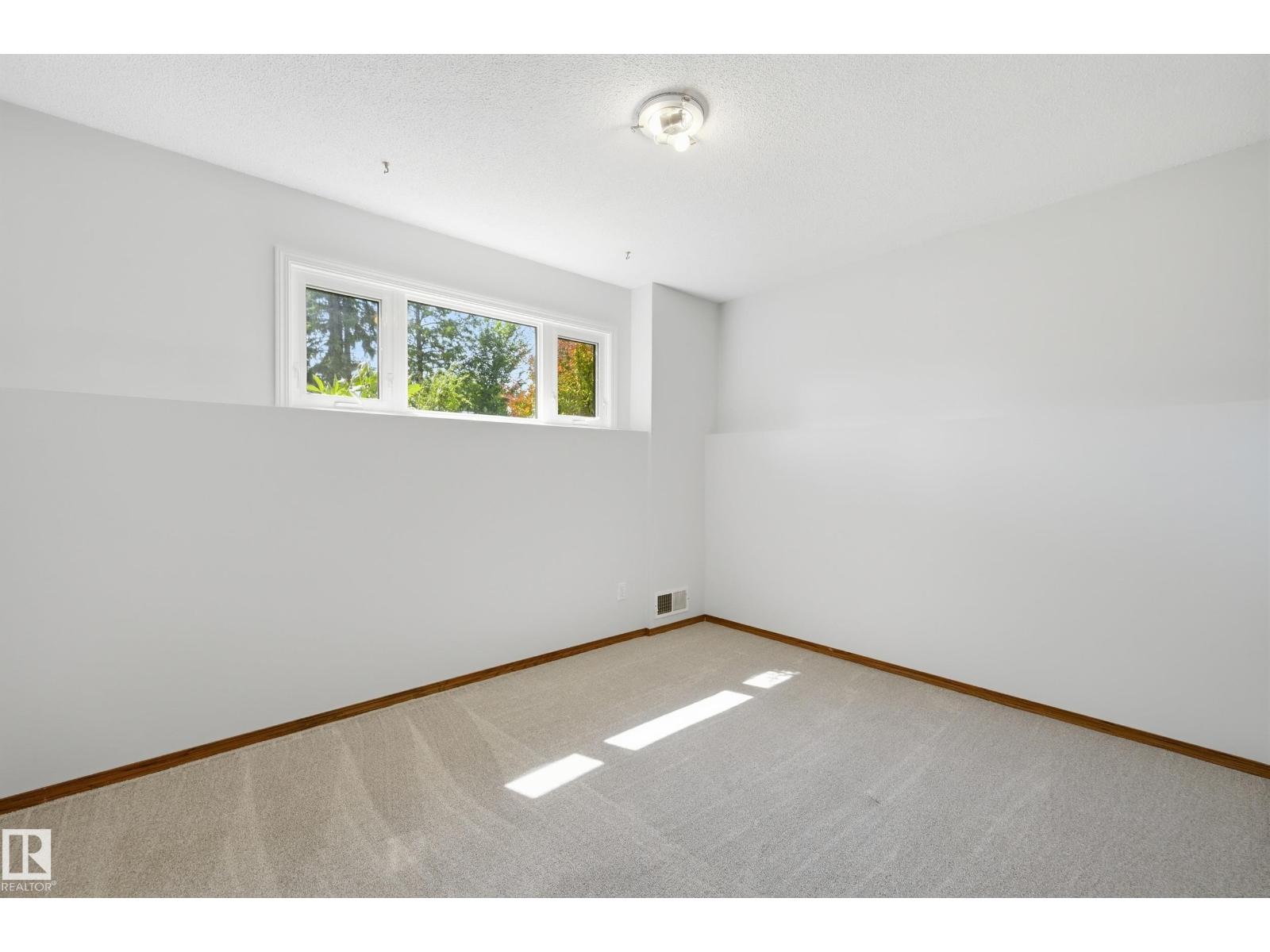 5210 43 Av Property Photo 27