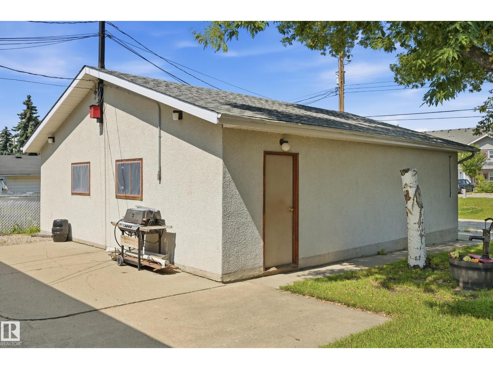 5210 43 Av Property Photo 40