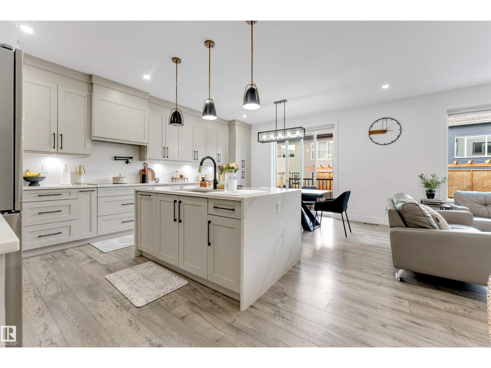 1824 18 Av Nw Property Photo 4